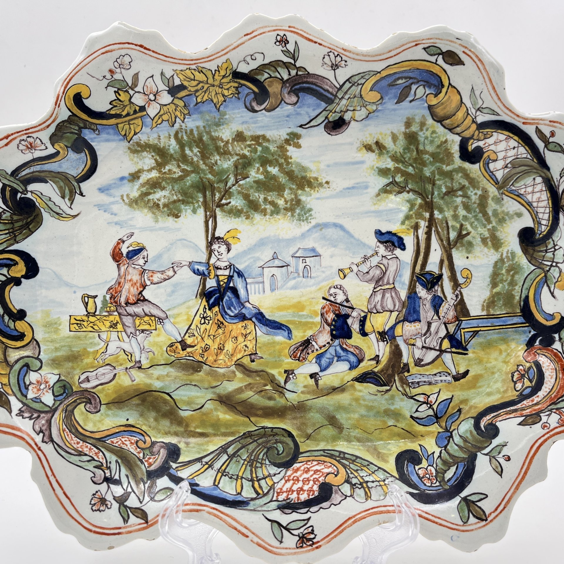 Поднос (блюдо), украшенный сценой пира, фаянс, роспись, Европа, 1950-1970 гг.