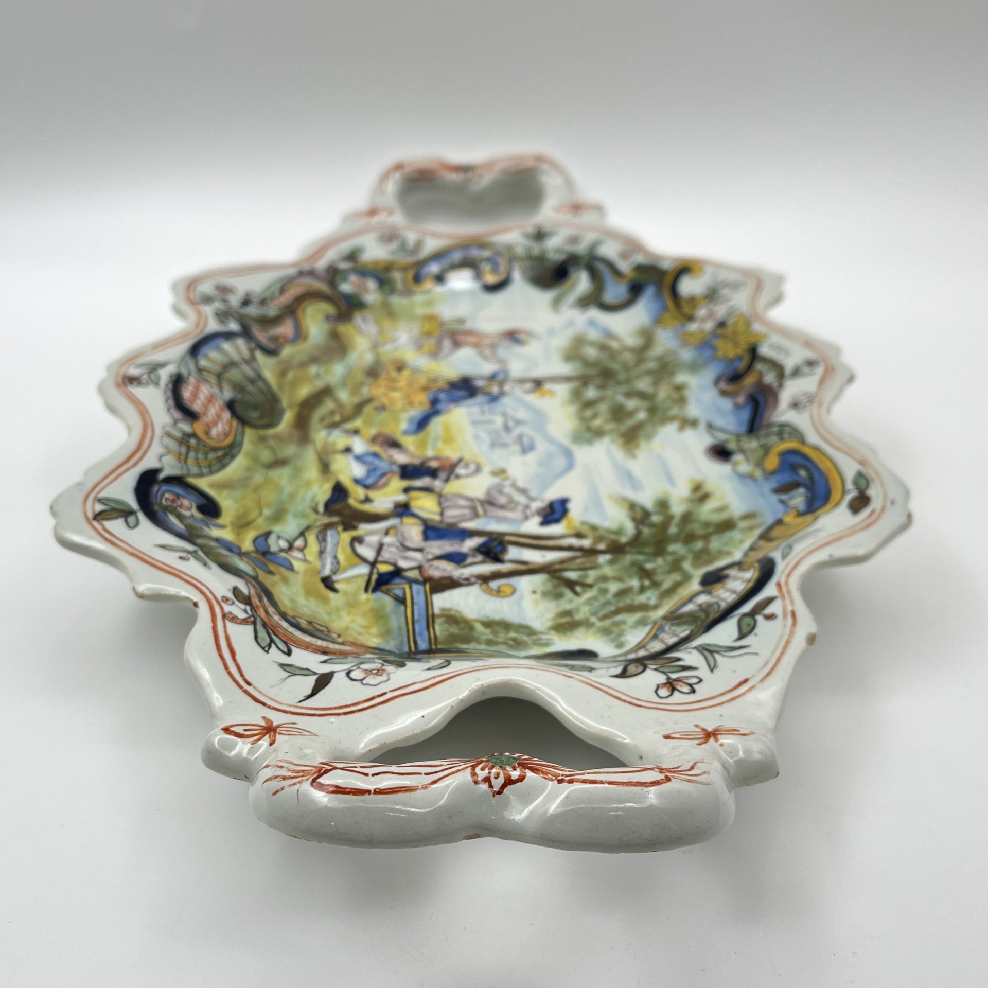 Поднос (блюдо), украшенный сценой пира, фаянс, роспись, Европа, 1950-1970 гг.