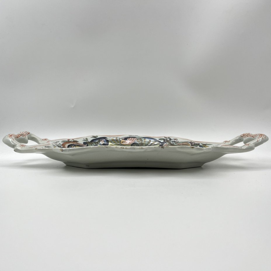 Поднос (блюдо), украшенный сценой пира