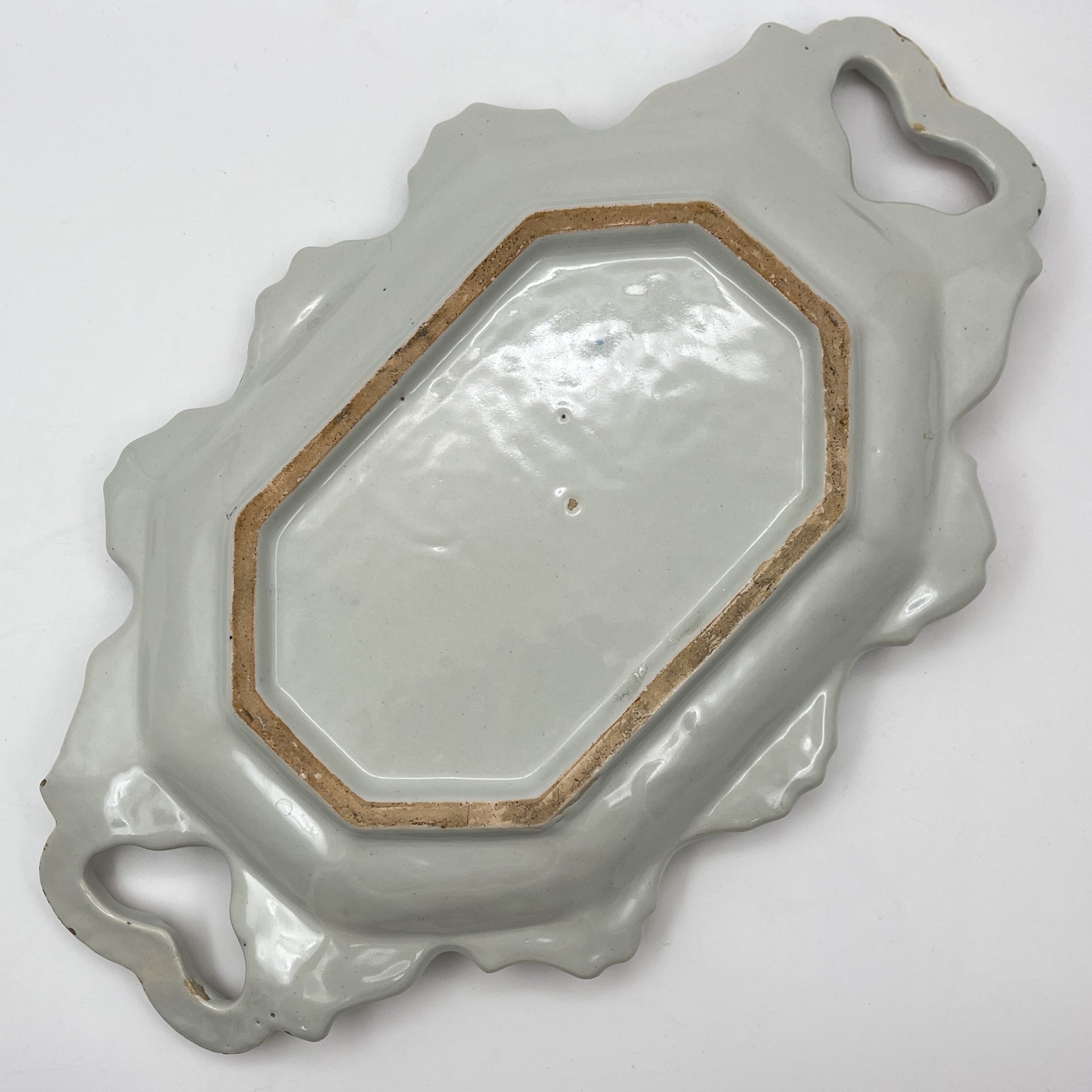 Поднос (блюдо), украшенный сценой пира, фаянс, роспись, Европа, 1950-1970 гг.