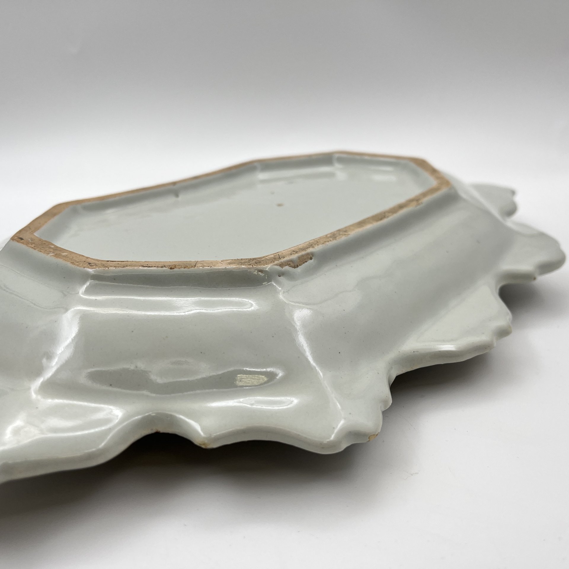 Поднос (блюдо), украшенный сценой пира, фаянс, роспись, Европа, 1950-1970 гг.