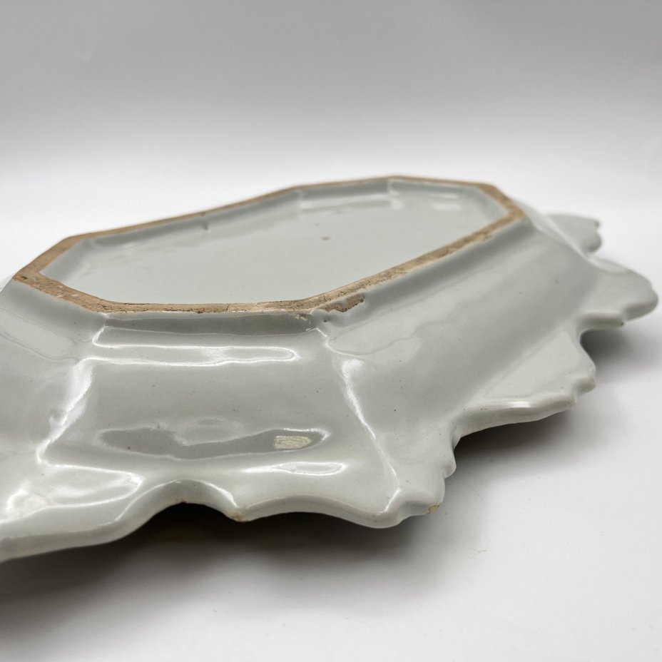 Поднос (блюдо), украшенный сценой пира