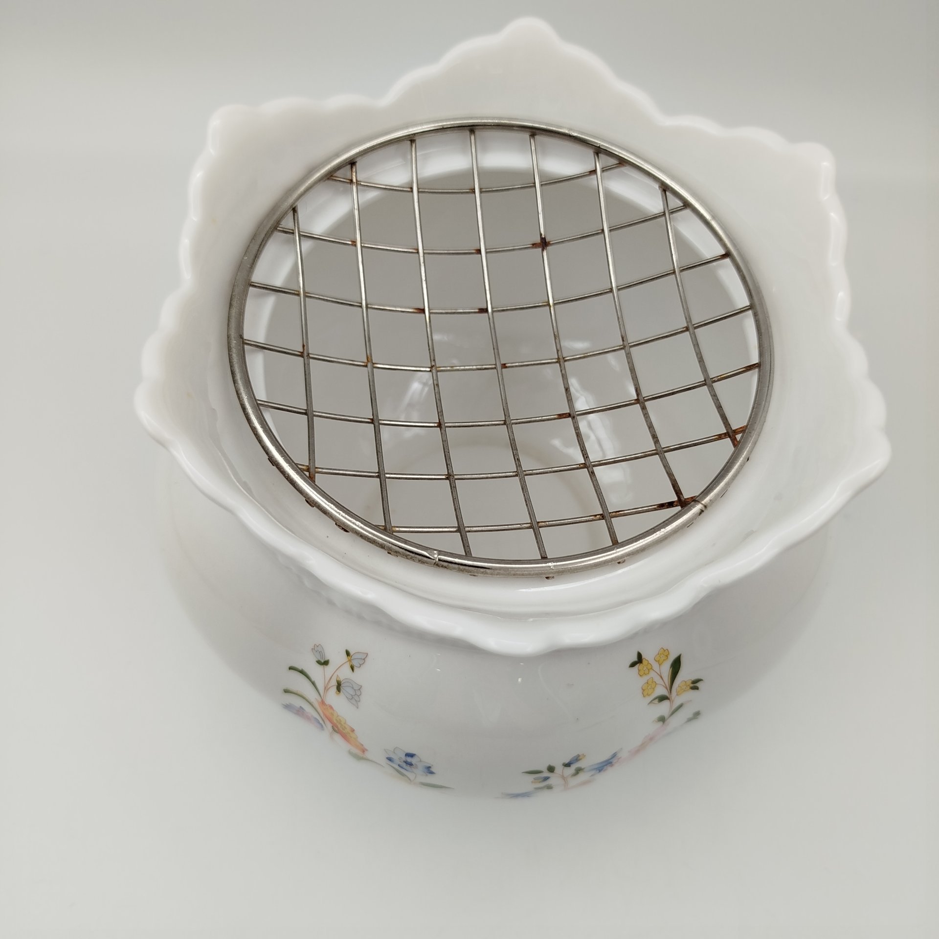 Ваза-подставка для цветов (роуз-боул, rose-bowl), компания Aynsley, фарфор, деколь, сплав металлов, Великобритания, 1990-2020 гг.