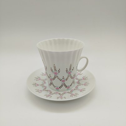 Пара кофейная с декором в виде гирлянд и цветов (форма "Одуванчик"), фарфор, деколь, золочение, Ленинградский фарфоровый завод (ЛФЗ), СССР, 1970-1990 гг.