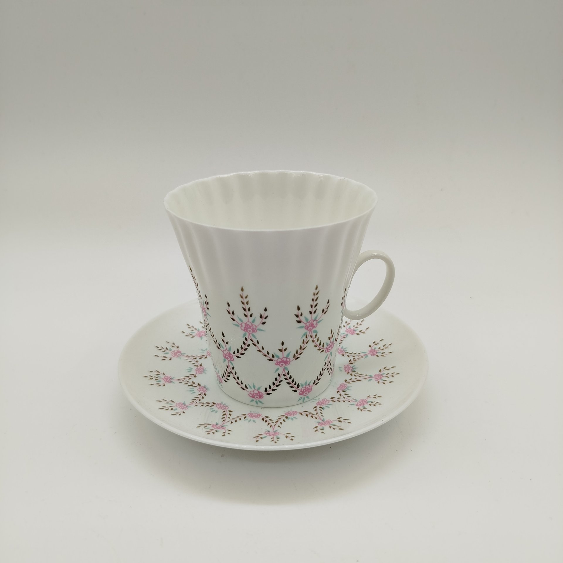 Пара кофейная с декором в виде гирлянд и цветов (форма "Одуванчик"), фарфор, деколь, золочение, Ленинградский фарфоровый завод (ЛФЗ), СССР, 1970-1990 гг.