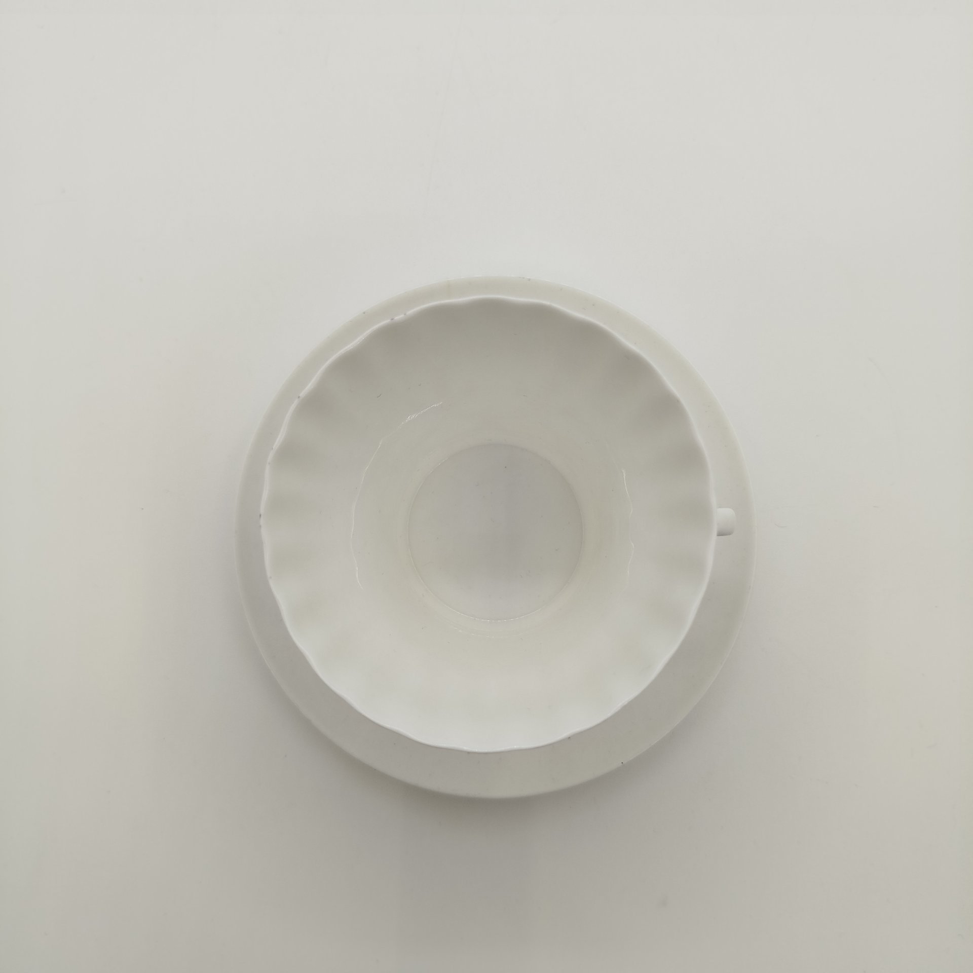 Пара кофейная с декором в виде гирлянд и цветов (форма "Одуванчик"), фарфор, деколь, золочение, Ленинградский фарфоровый завод (ЛФЗ), СССР, 1970-1990 гг.