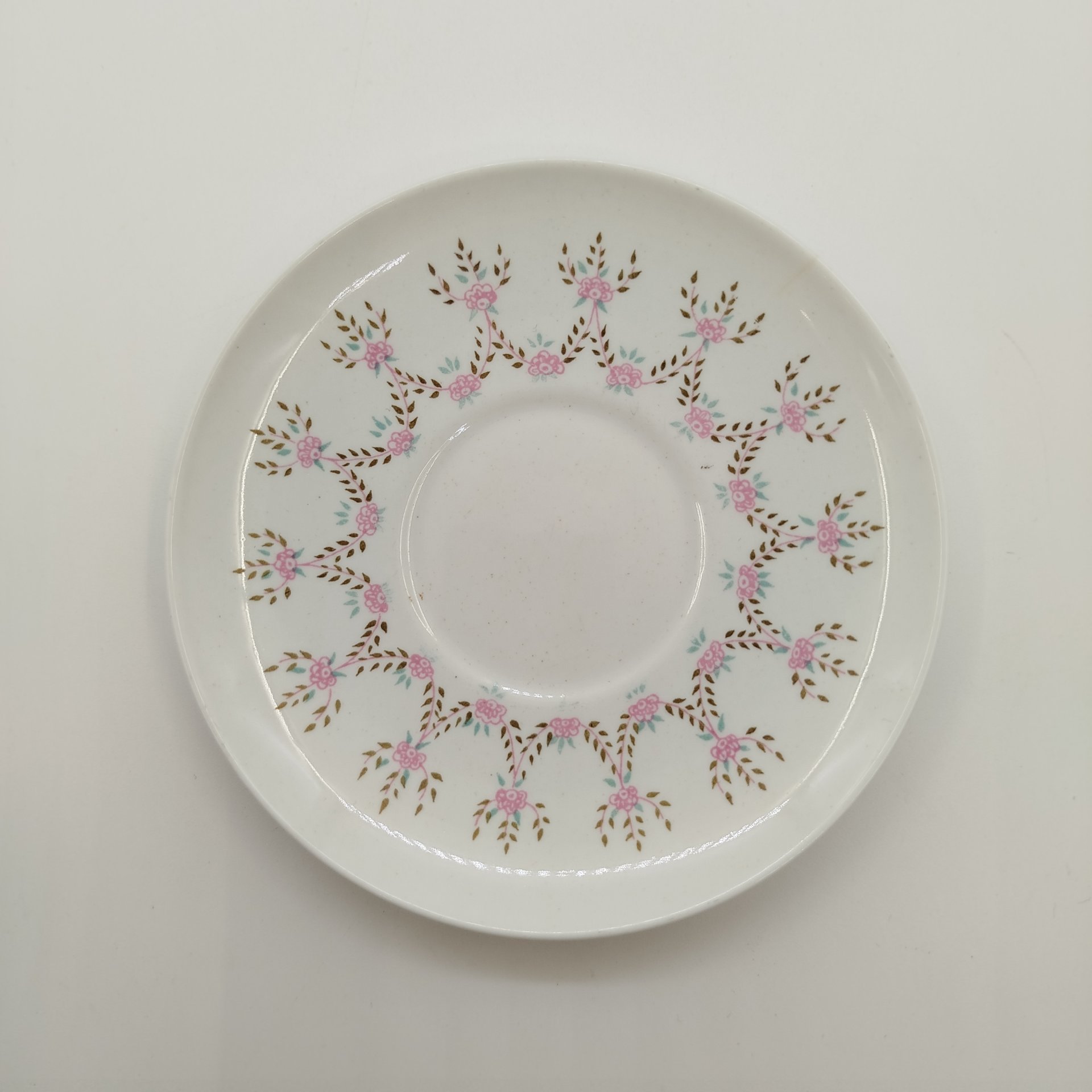 Пара кофейная с декором в виде гирлянд и цветов (форма "Одуванчик"), фарфор, деколь, золочение, Ленинградский фарфоровый завод (ЛФЗ), СССР, 1970-1990 гг.