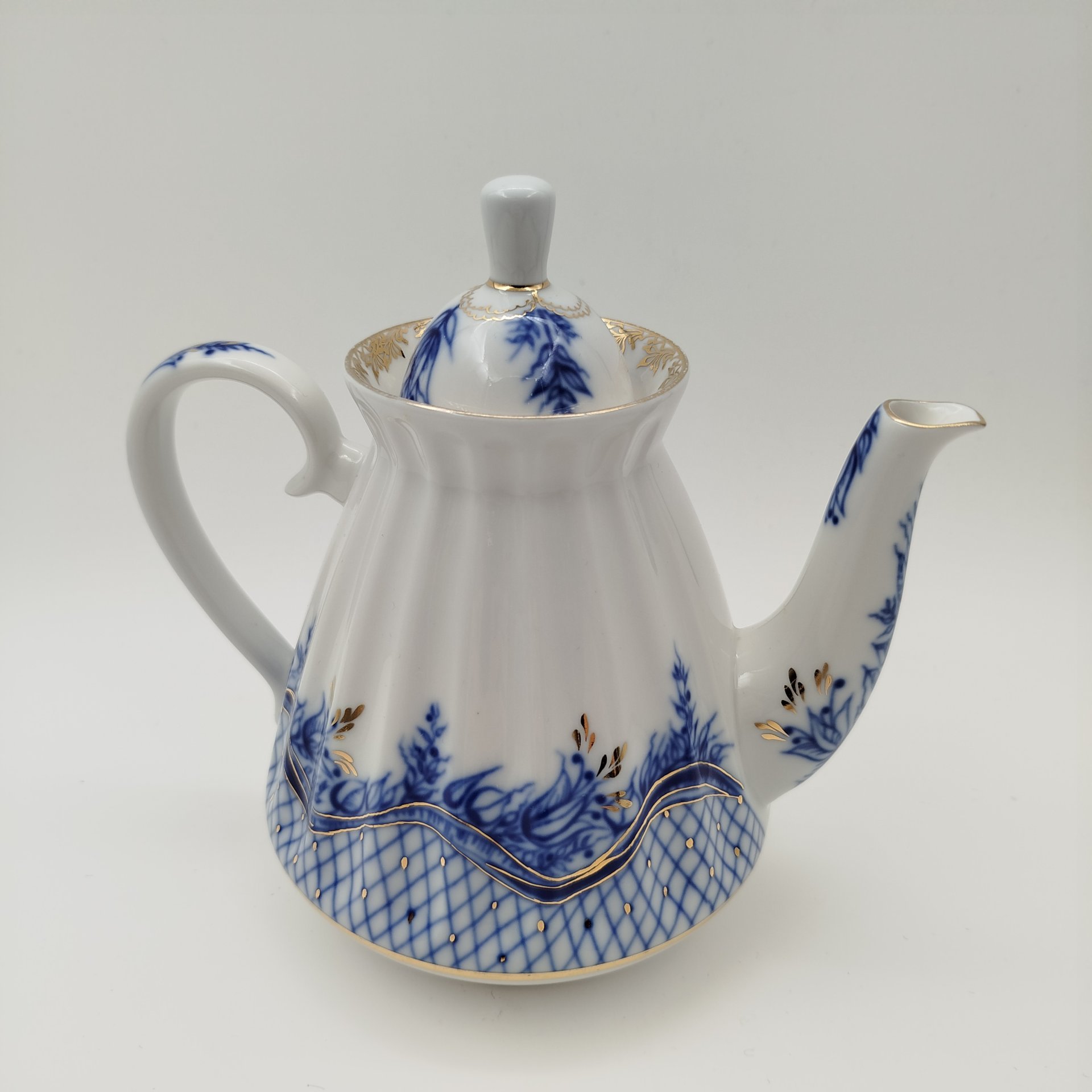 Чайник заварочный из сервиза "Нежность", форма "Лучистая", автор формы и рисунка - Н.П.Славина, фарфор, деколь, золочение, Ленинградский фарфоровый завод (ЛФЗ), Россия, 1991-2005 гг.