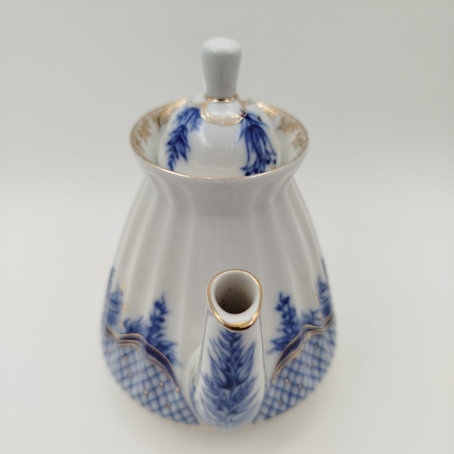 Чайник заварочный из сервиза "Нежность", форма "Лучистая", автор формы и рисунка - Н.П.Славина, фарфор, деколь, золочение, Ленинградский фарфоровый завод (ЛФЗ), Россия, 1991-2005 гг.