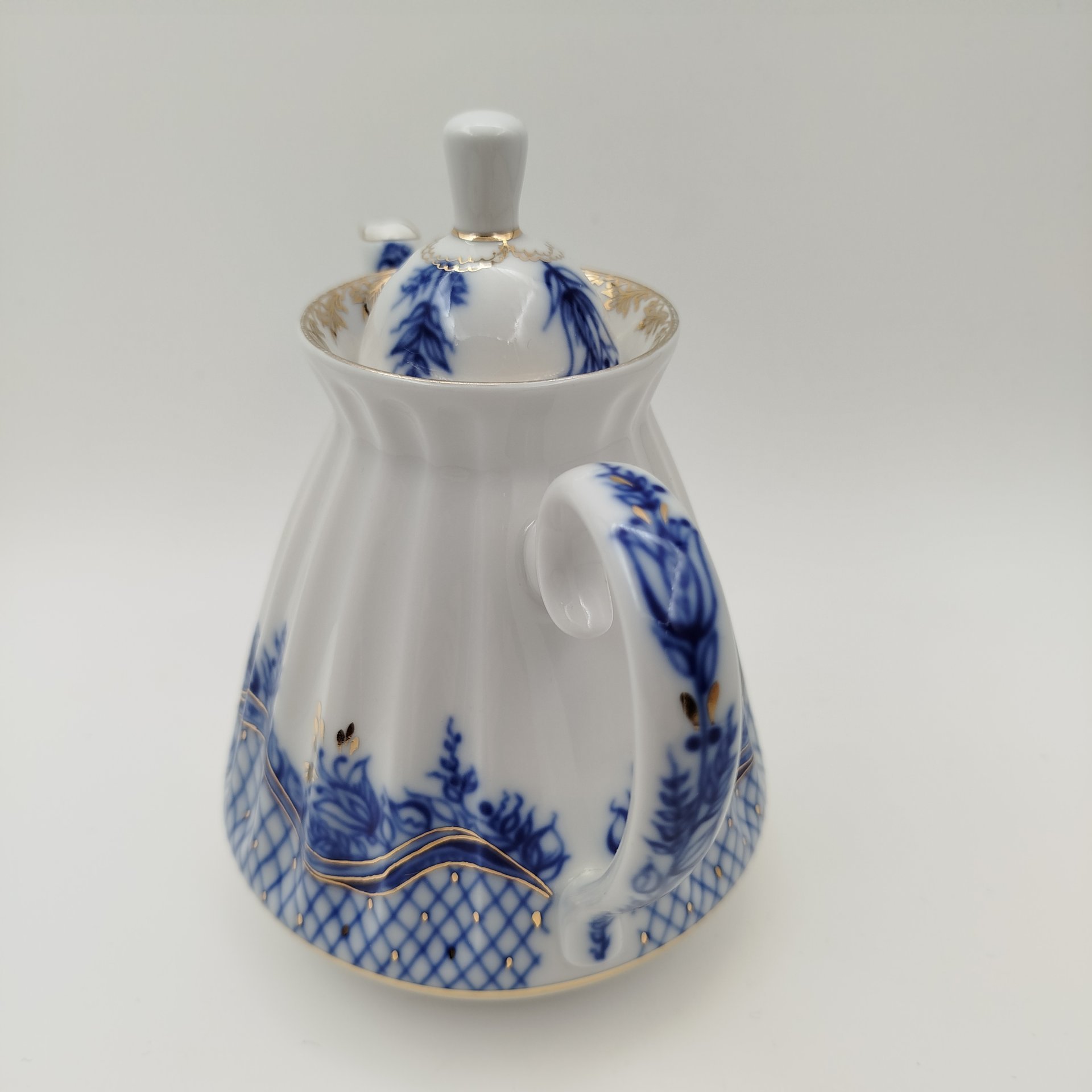 Чайник заварочный из сервиза "Нежность", форма "Лучистая", автор формы и рисунка - Н.П.Славина, фарфор, деколь, золочение, Ленинградский фарфоровый завод (ЛФЗ), Россия, 1991-2005 гг.