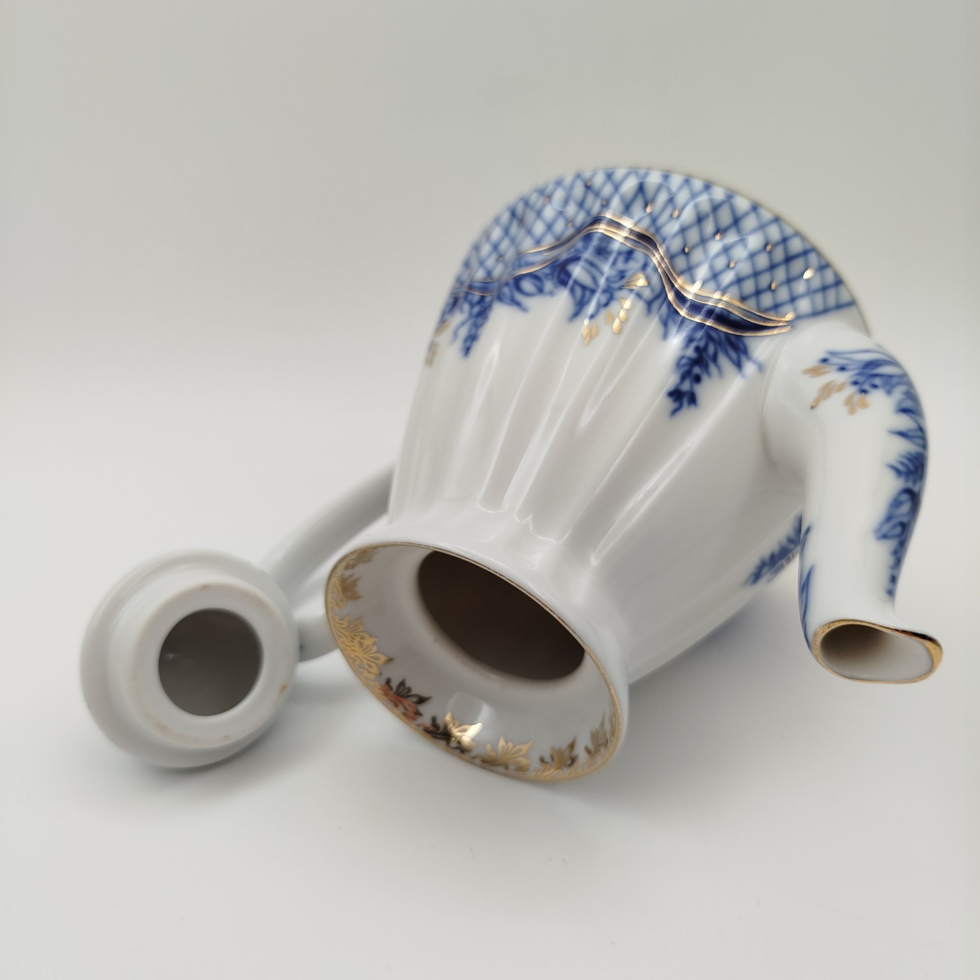 Чайник заварочный из сервиза "Нежность", форма "Лучистая", автор формы и рисунка - Н.П.Славина, фарфор, деколь, золочение, Ленинградский фарфоровый завод (ЛФЗ), Россия, 1991-2005 гг.