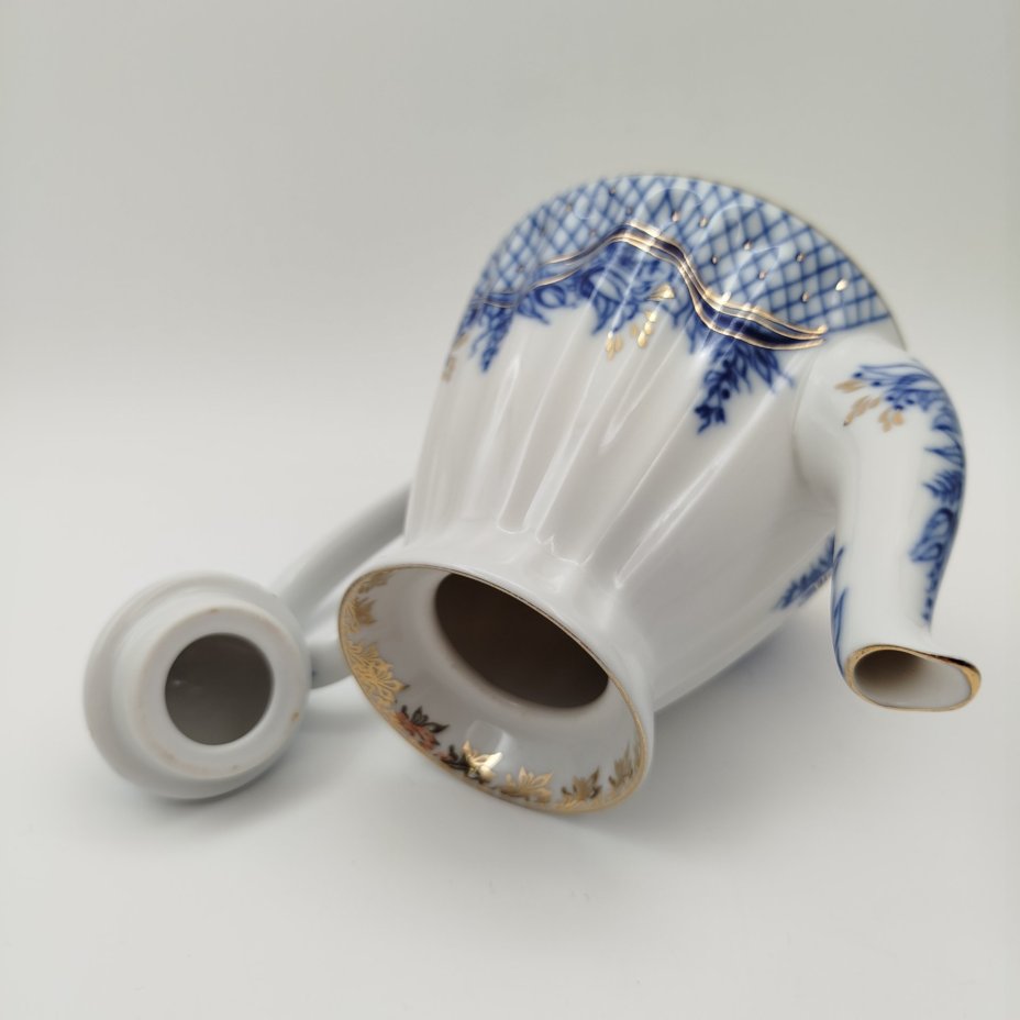 Чайник заварочный из сервиза "Нежность", форма "Лучистая", автор формы и рисунка - Н.П.Славина, фарфор, деколь, золочение, Ленинградский фарфоровый завод (ЛФЗ), Россия, 1991-2005 гг.