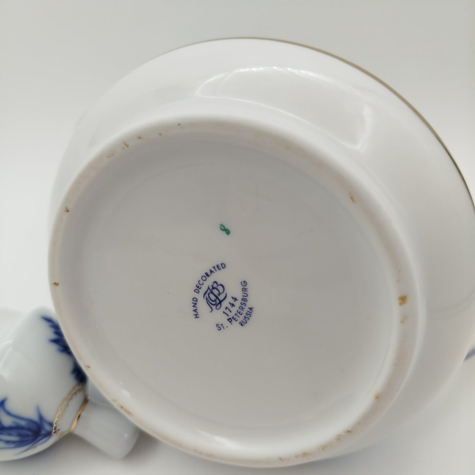 Чайник заварочный из сервиза "Нежность", форма "Лучистая", автор формы и рисунка - Н.П.Славина, фарфор, деколь, золочение, Ленинградский фарфоровый завод (ЛФЗ), Россия, 1991-2005 гг.