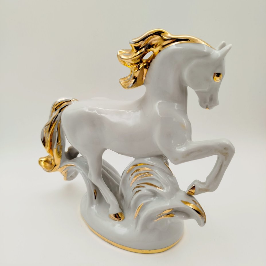 Статуэтка "Конь-огонь", автор формы И.С. Ефимов, фарфор, золочение, Ленинградский фарфоровый завод (ЛФЗ), СССР, 1960-1986 гг.