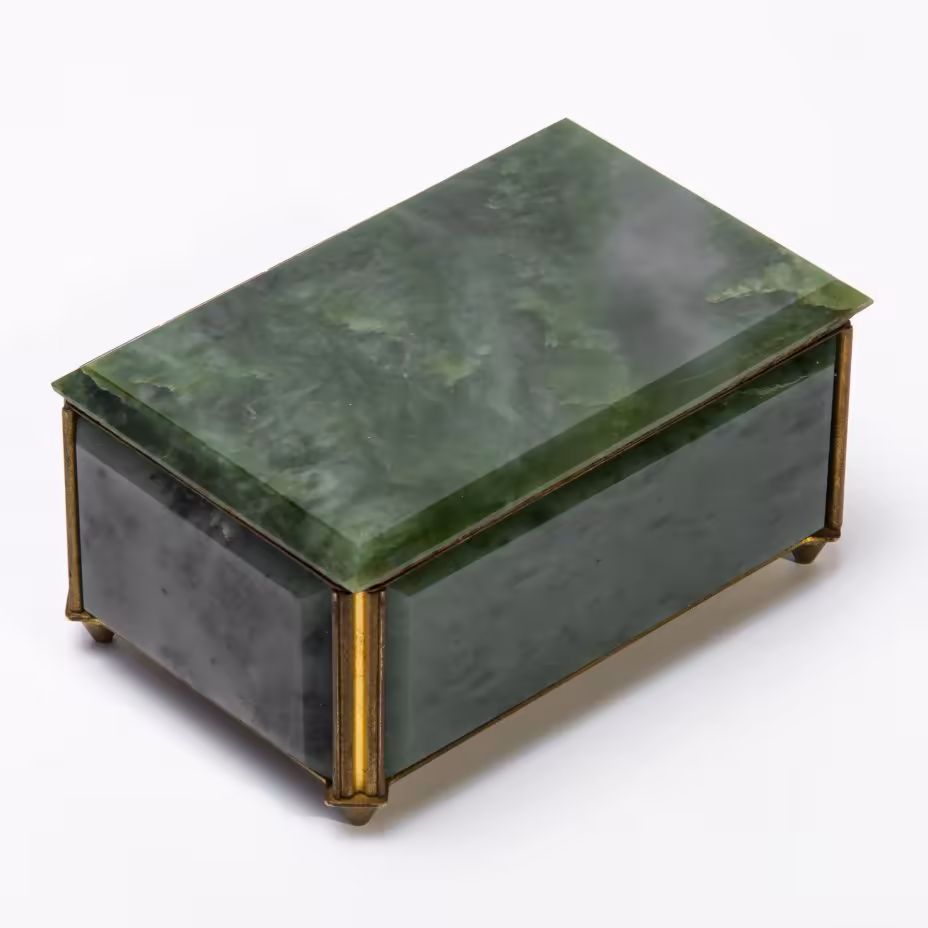 Шкатулка для украшений из жадеита, камень, латунь, бархат, Россия, 1991-2000 гг.