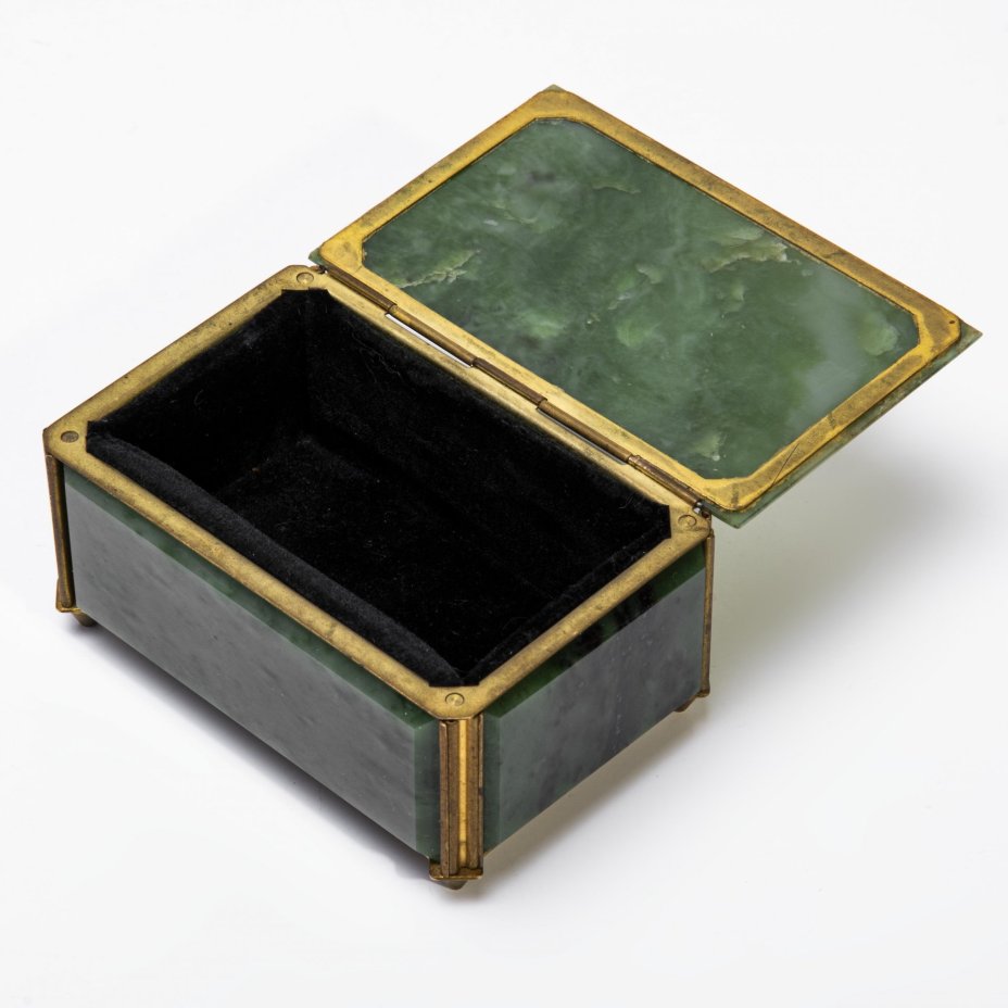 Шкатулка для украшений из жадеита, камень, латунь, бархат, Россия, 1991-2000 гг.