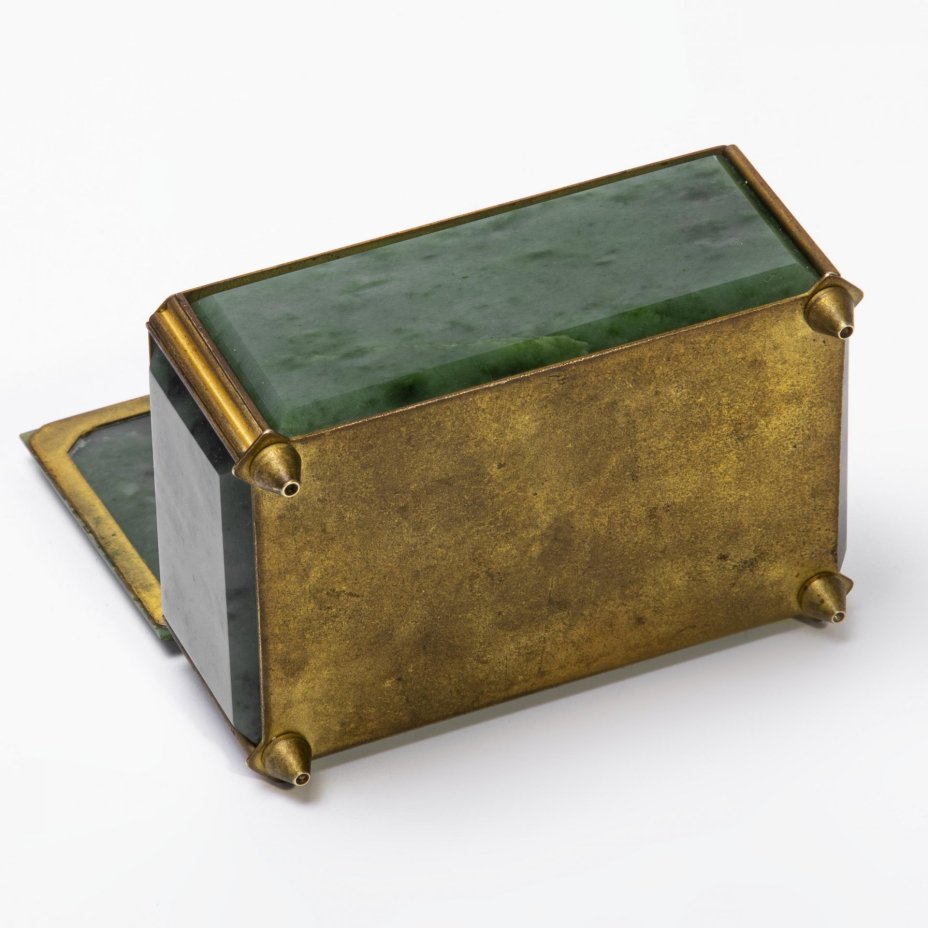 Шкатулка для украшений из жадеита, камень, латунь, бархат, Россия, 1991-2000 гг.