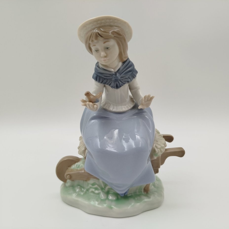 Статуэтка "Девочка с птичкой", фарфор, роспись, NAO Porcelain, Испания, 1970-1990 гг.