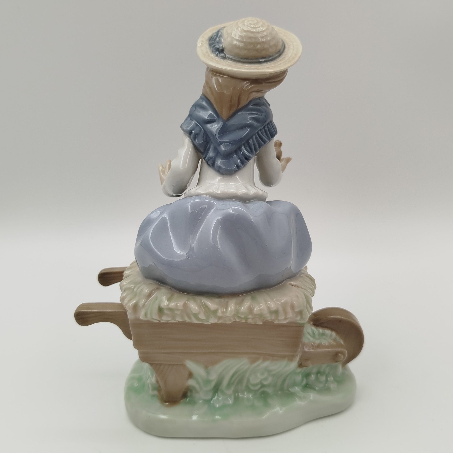 Статуэтка "Девочка с птичкой", фарфор, роспись, NAO Porcelain, Испания, 1970-1990 гг.