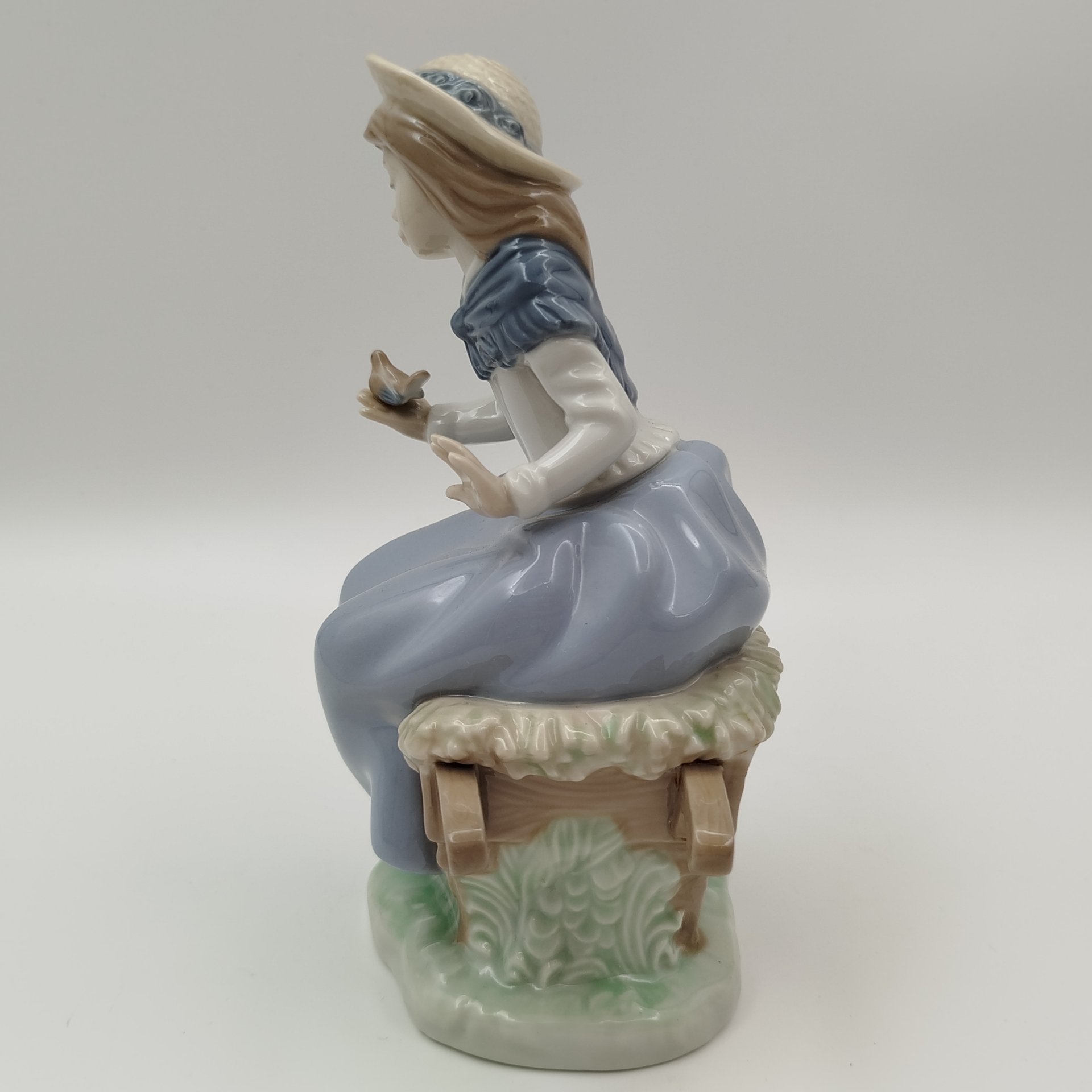 Статуэтка "Девочка с птичкой", фарфор, роспись, NAO Porcelain, Испания, 1970-1990 гг.