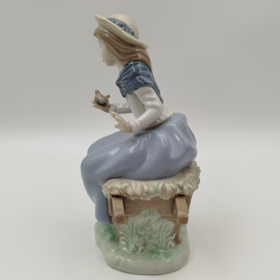 Статуэтка "Девочка с птичкой", фарфор, роспись, NAO Porcelain, Испания, 1970-1990 гг.