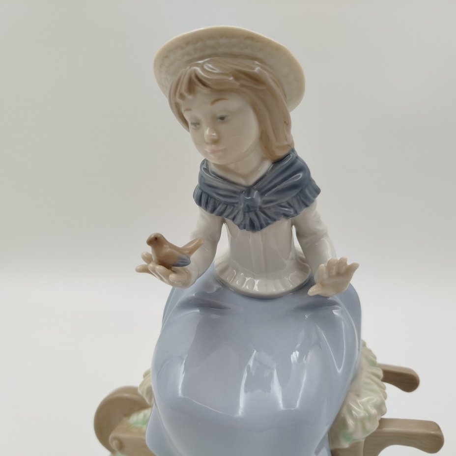Статуэтка "Девочка с птичкой", фарфор, роспись, NAO Porcelain, Испания, 1970-1990 гг.