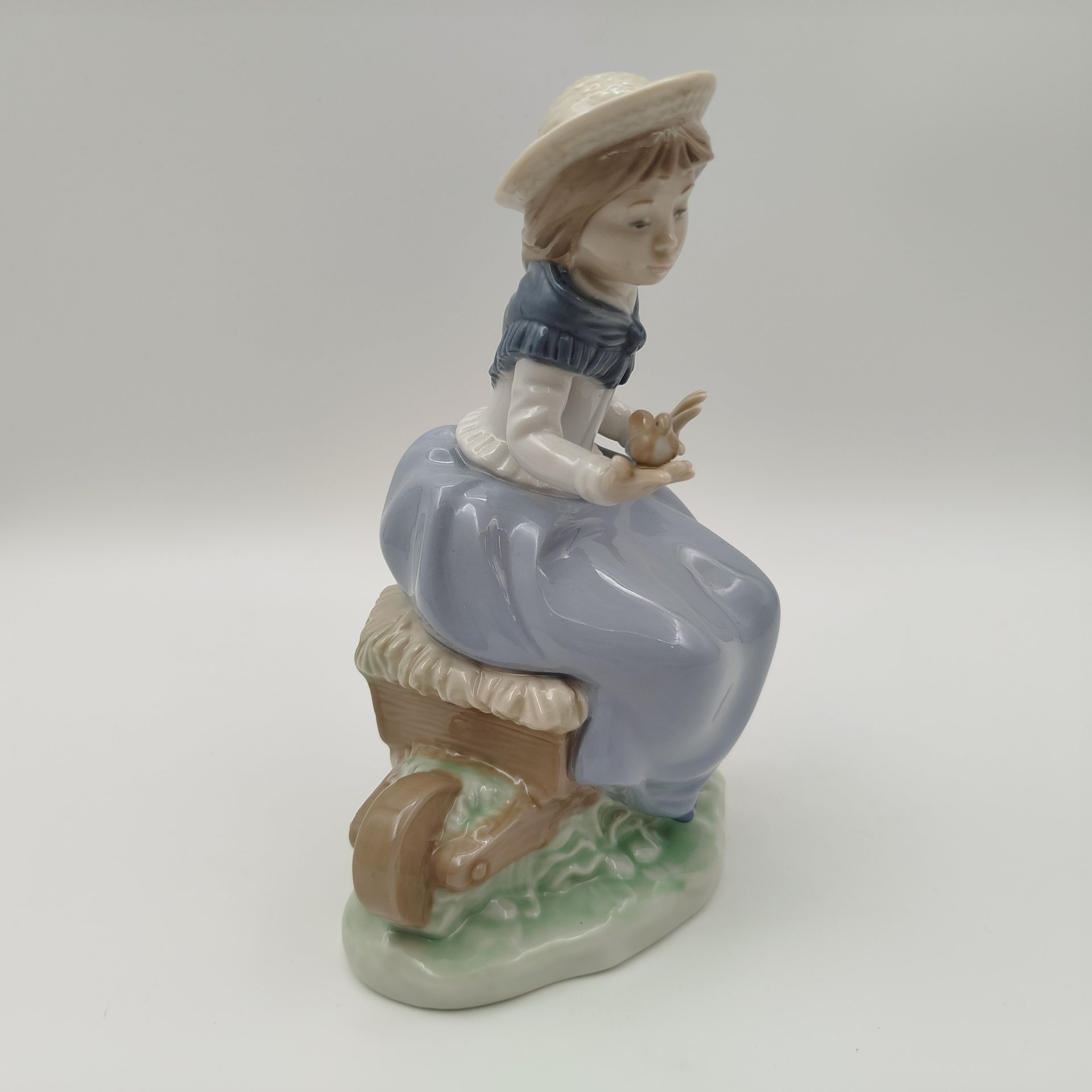 Статуэтка "Девочка с птичкой", фарфор, роспись, NAO Porcelain, Испания, 1970-1990 гг.