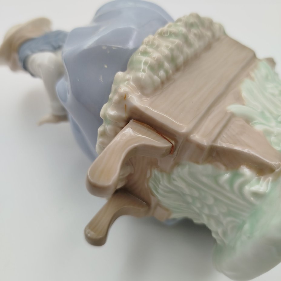 Статуэтка "Девочка с птичкой", фарфор, роспись, NAO Porcelain, Испания, 1970-1990 гг.
