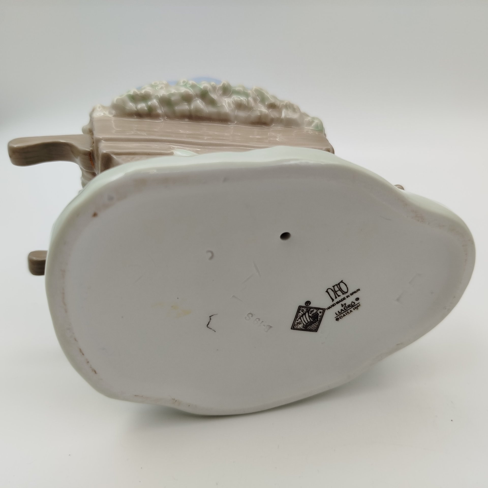 Статуэтка "Девочка с птичкой", фарфор, роспись, NAO Porcelain, Испания, 1970-1990 гг.