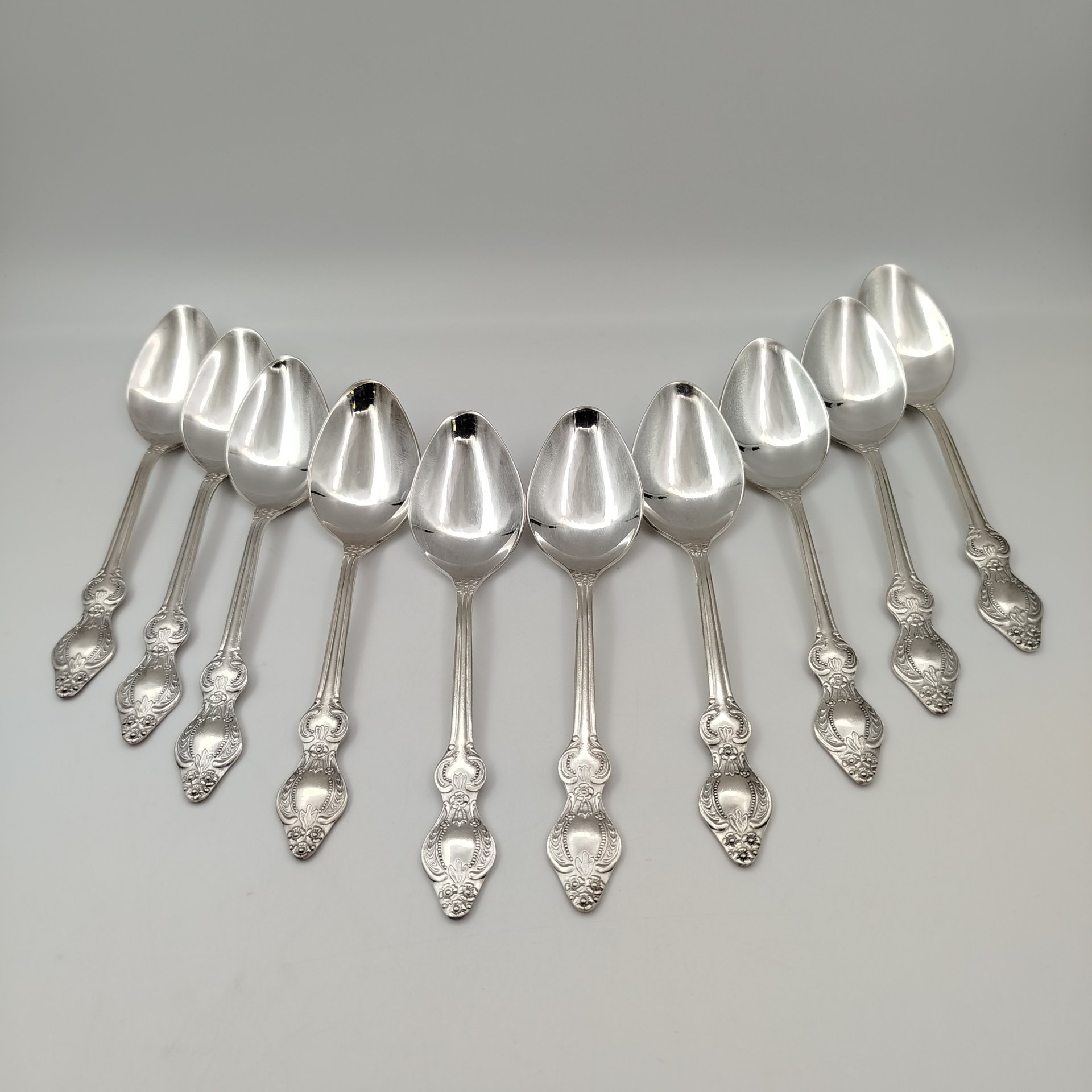 Нет фото.Набор из 10-ти столовых ложек, украшенных растительным декором