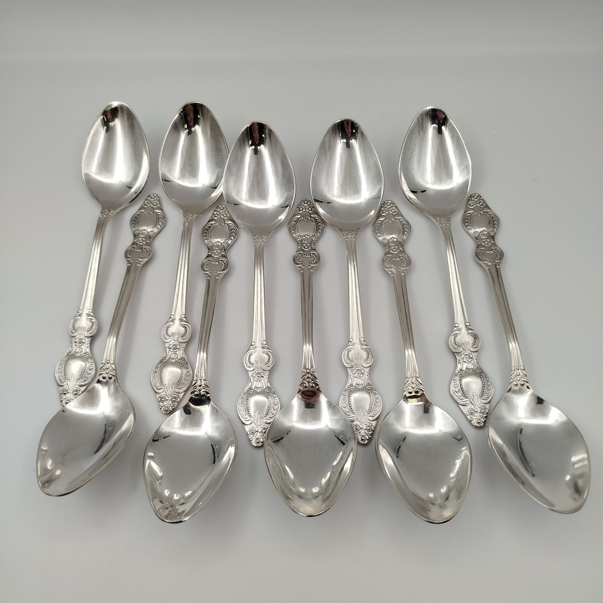 Нет фото.Набор из 10-ти столовых ложек, украшенных растительным декором