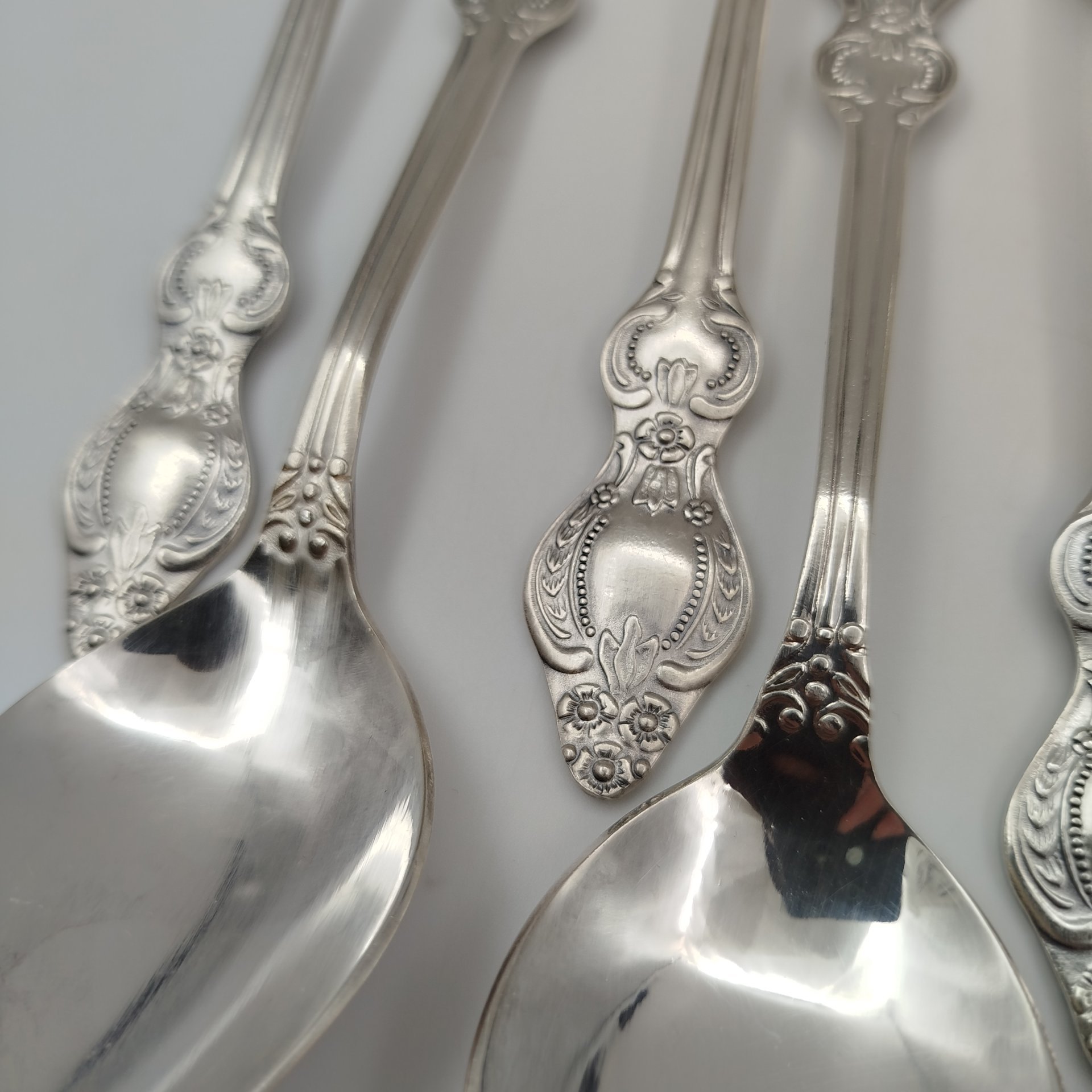 Нет фото.Набор из 10-ти столовых ложек, украшенных растительным декором