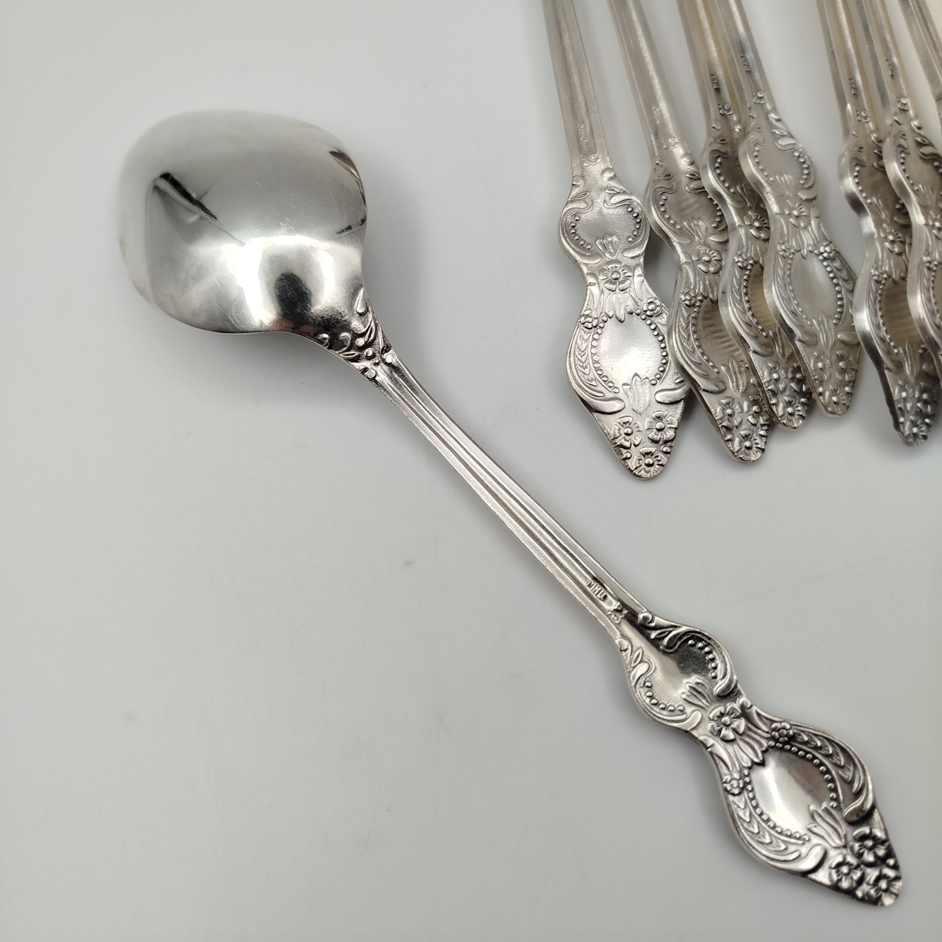 Нет фото.Набор из 10-ти столовых ложек, украшенных растительным декором