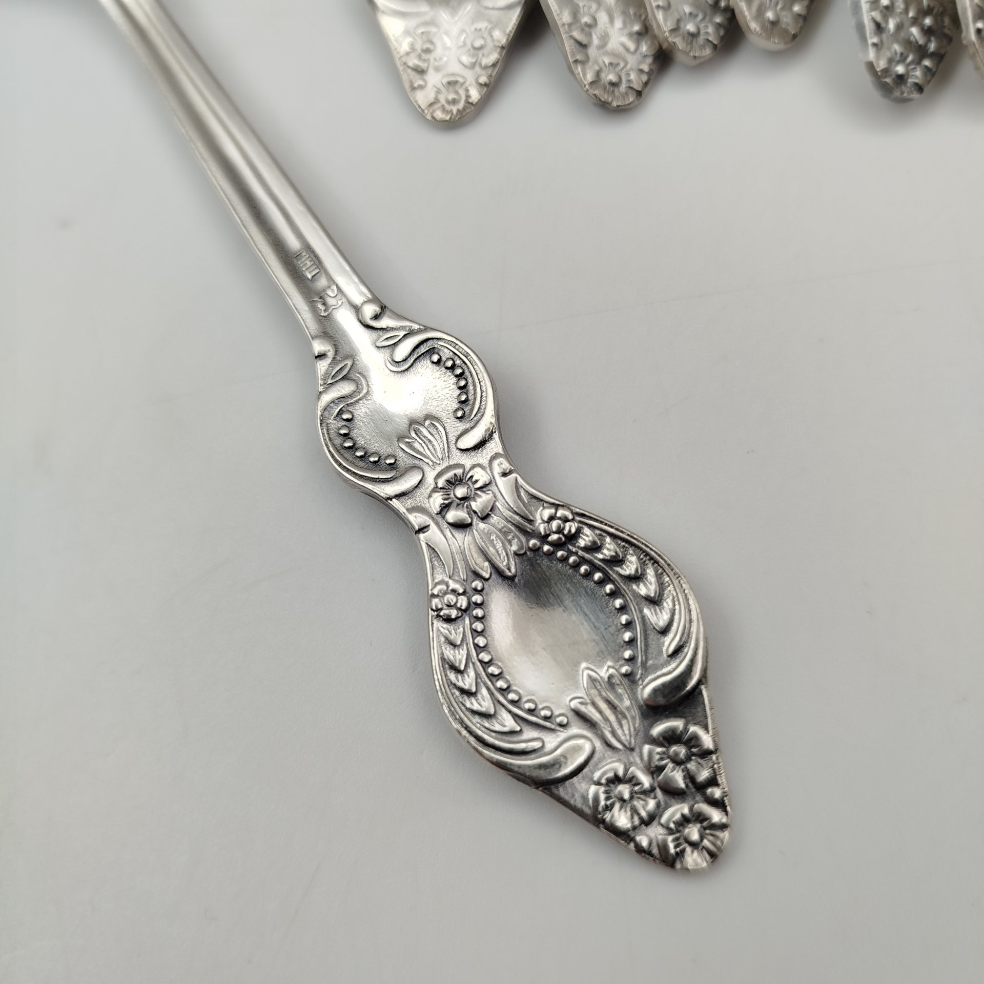 Нет фото.Набор из 10-ти столовых ложек, украшенных растительным декором