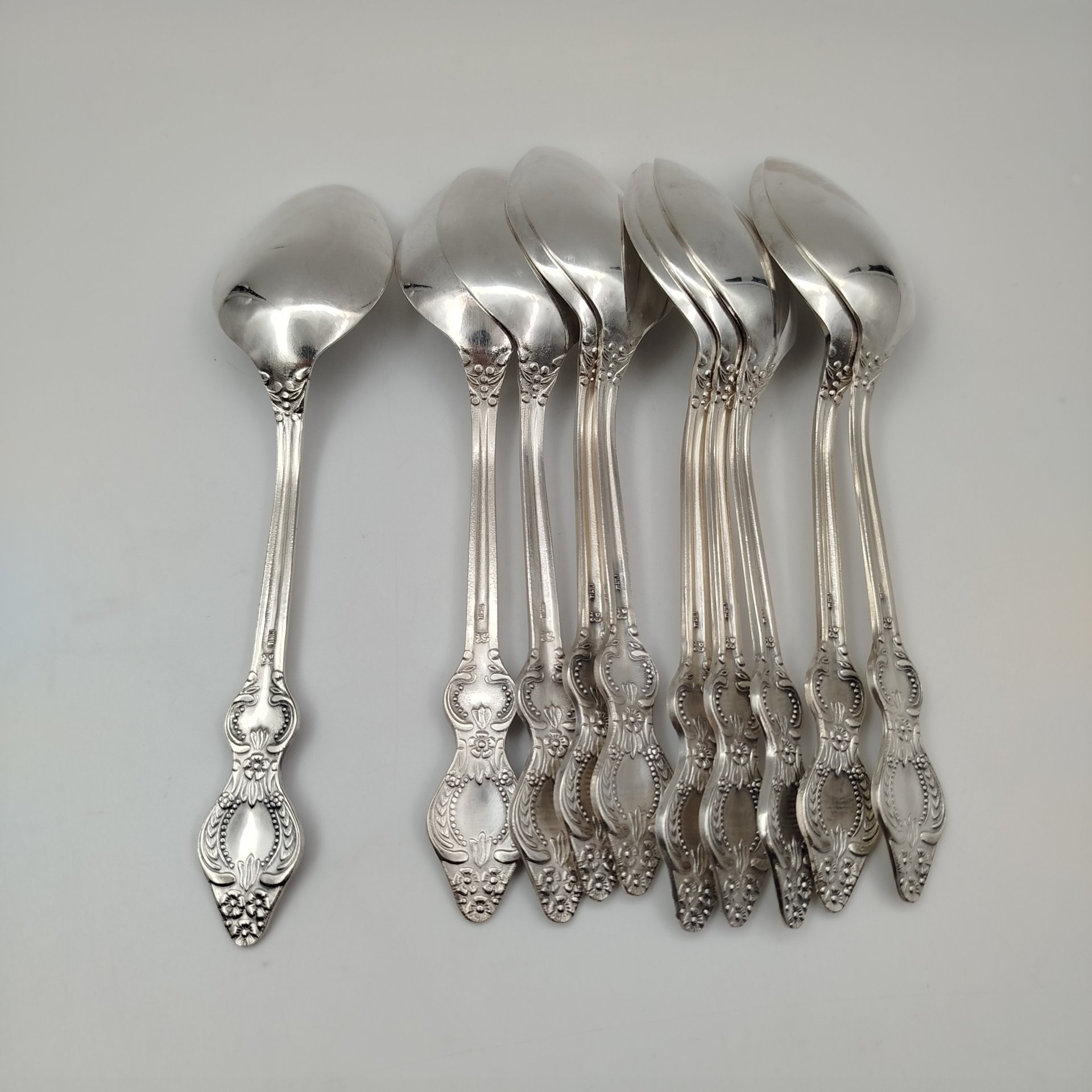 Нет фото.Набор из 10-ти столовых ложек, украшенных растительным декором