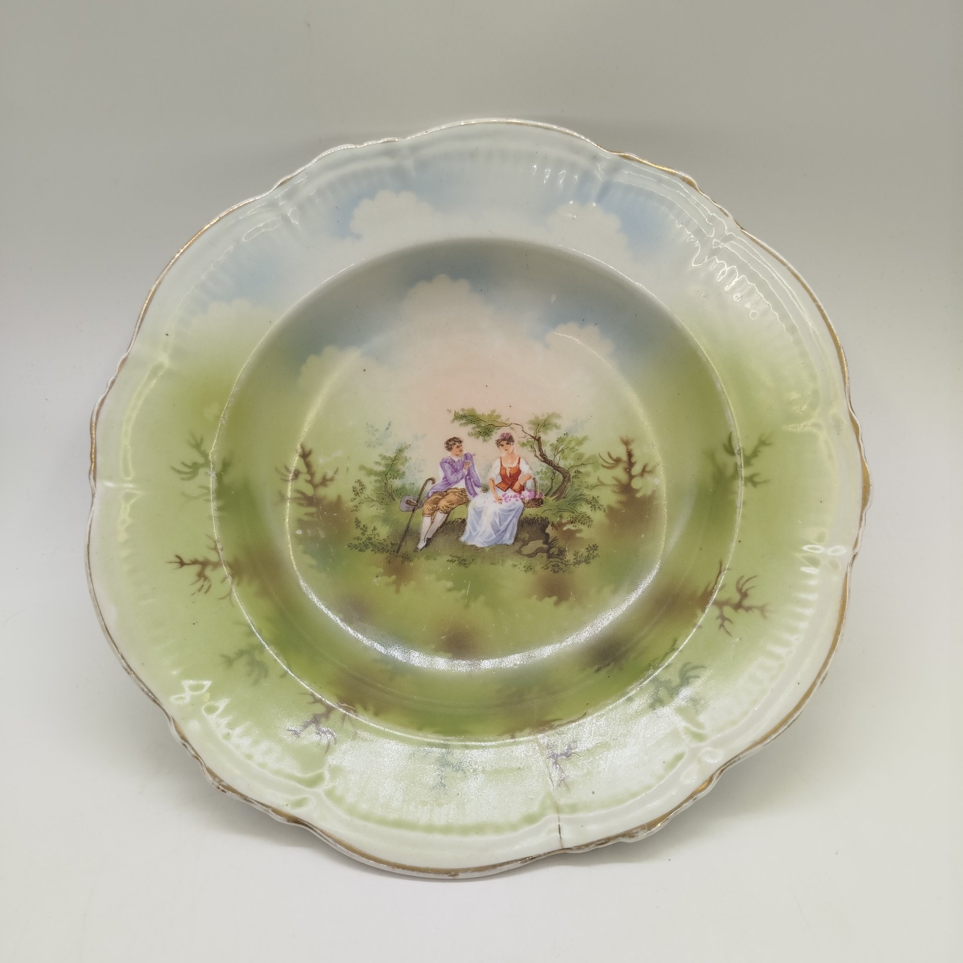 Тарелка суповая с изображением "Галантной сцены", фарфор, деколь, золочение, Дмитровский фарфоровый завод (ДФЗ Вербилки), СССР, 1917-1940 гг.