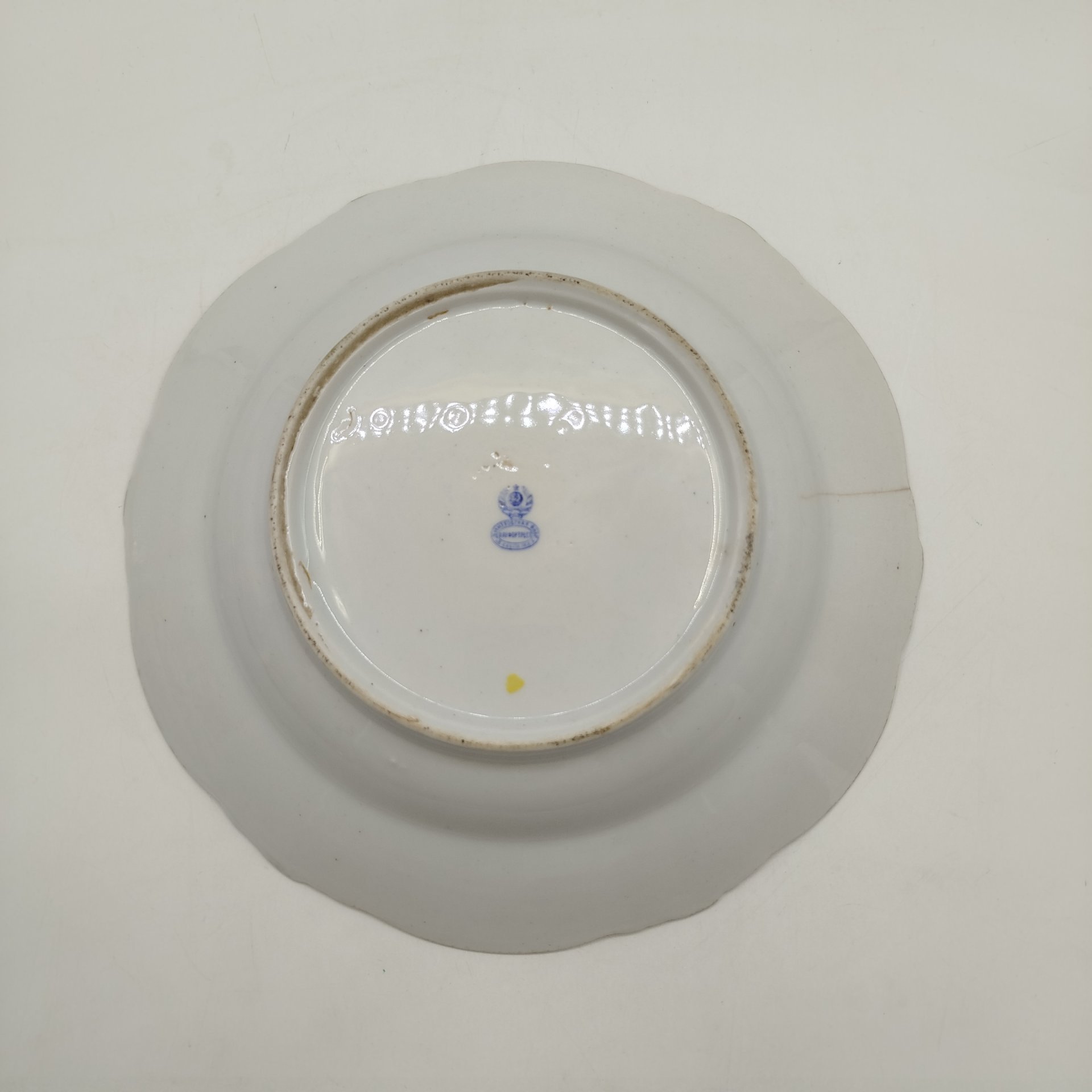 Тарелка суповая с изображением "Галантной сцены", фарфор, деколь, золочение, Дмитровский фарфоровый завод (ДФЗ Вербилки), СССР, 1917-1940 гг.