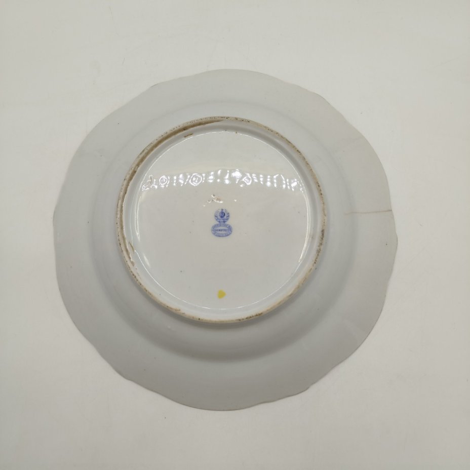 Тарелка суповая с изображением "Галантной сцены", фарфор, деколь, золочение, Дмитровский фарфоровый завод (ДФЗ Вербилки), СССР, 1917-1940 гг.