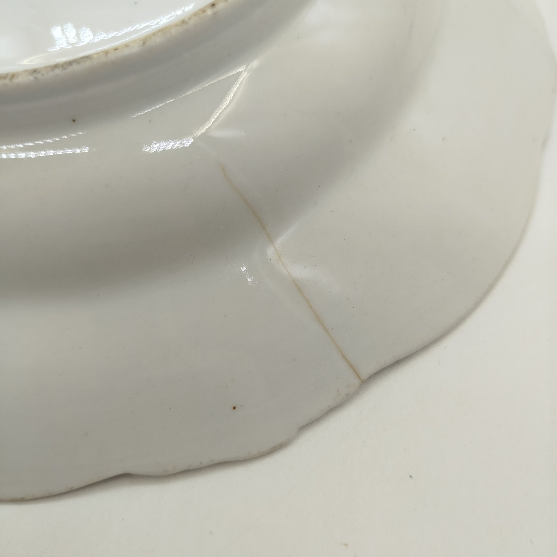 Тарелка суповая с изображением "Галантной сцены", фарфор, деколь, золочение, Дмитровский фарфоровый завод (ДФЗ Вербилки), СССР, 1917-1940 гг.