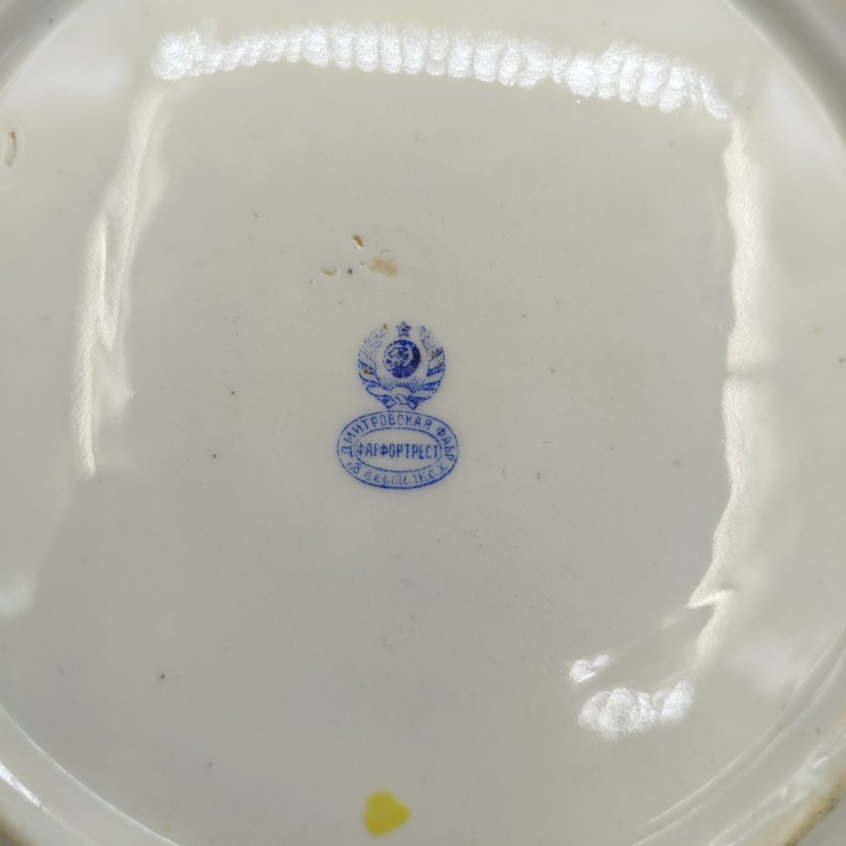 Тарелка суповая с изображением "Галантной сцены", фарфор, деколь, золочение, Дмитровский фарфоровый завод (ДФЗ Вербилки), СССР, 1917-1940 гг.