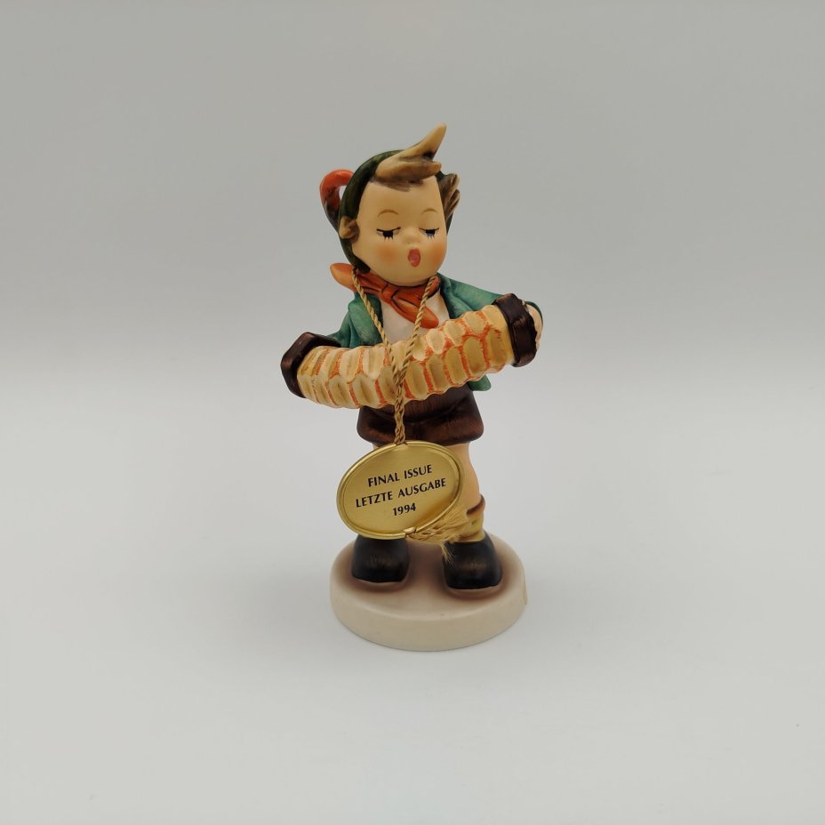 Статуэтка "Мальчик с аккордеоном" ("Accordion Boy"), автор М. Й. Хуммель, бисквит, роспись, Goebel, Goebel