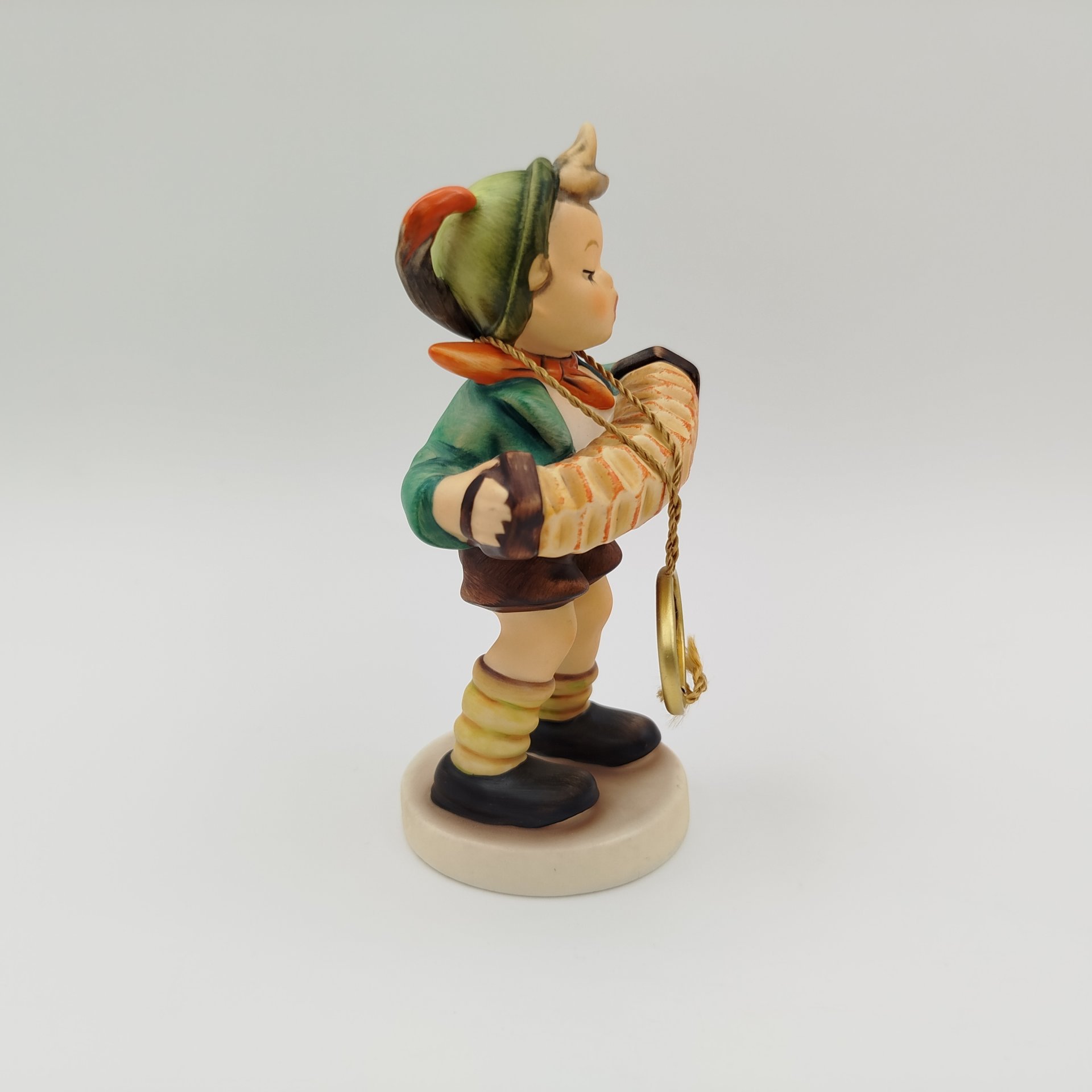 Статуэтка "Мальчик с аккордеоном" ("Accordion Boy"), автор М. Й. Хуммель, бисквит, роспись, Goebel, Goebel