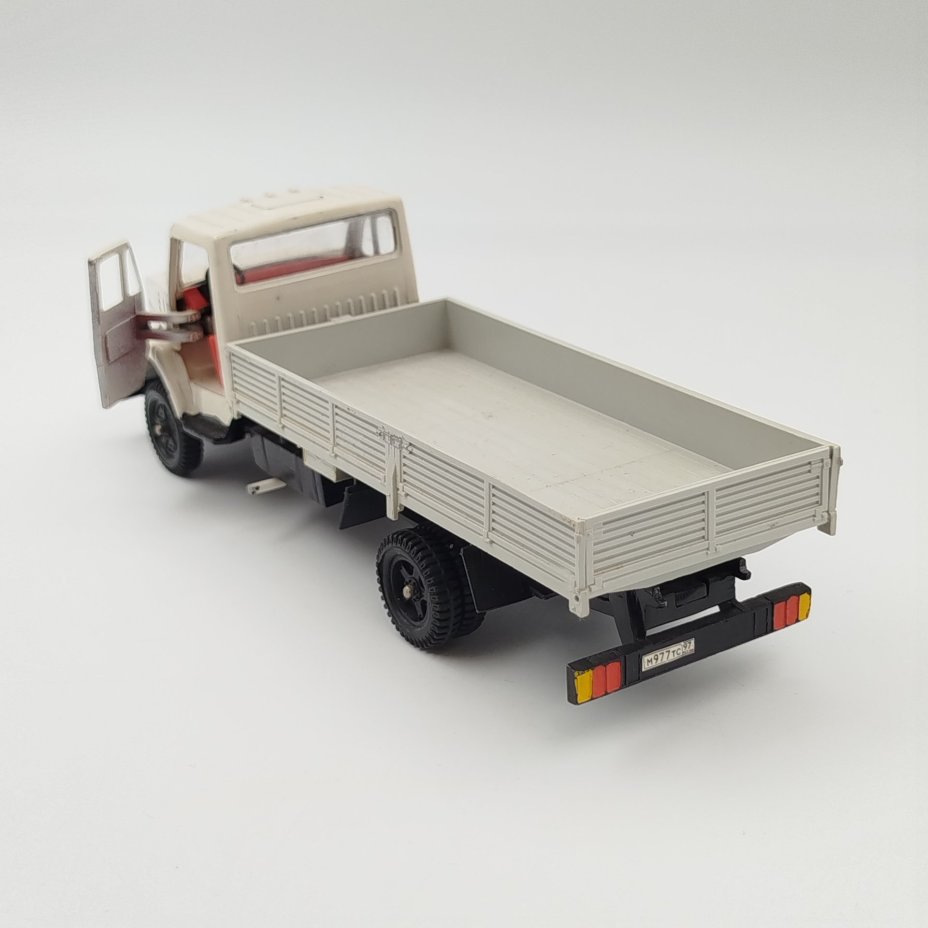 Модель автомобиля "ЗИЛ-131"