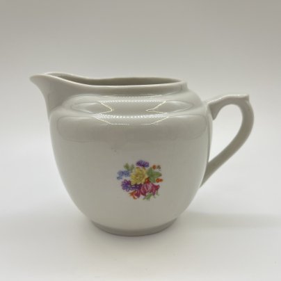 Молочник, украшенный цветочным декором, фарфор, деколь, Дмитровский фарфоровый завод (ДФЗ Вербилки), СССР, 1953-1965 гг.