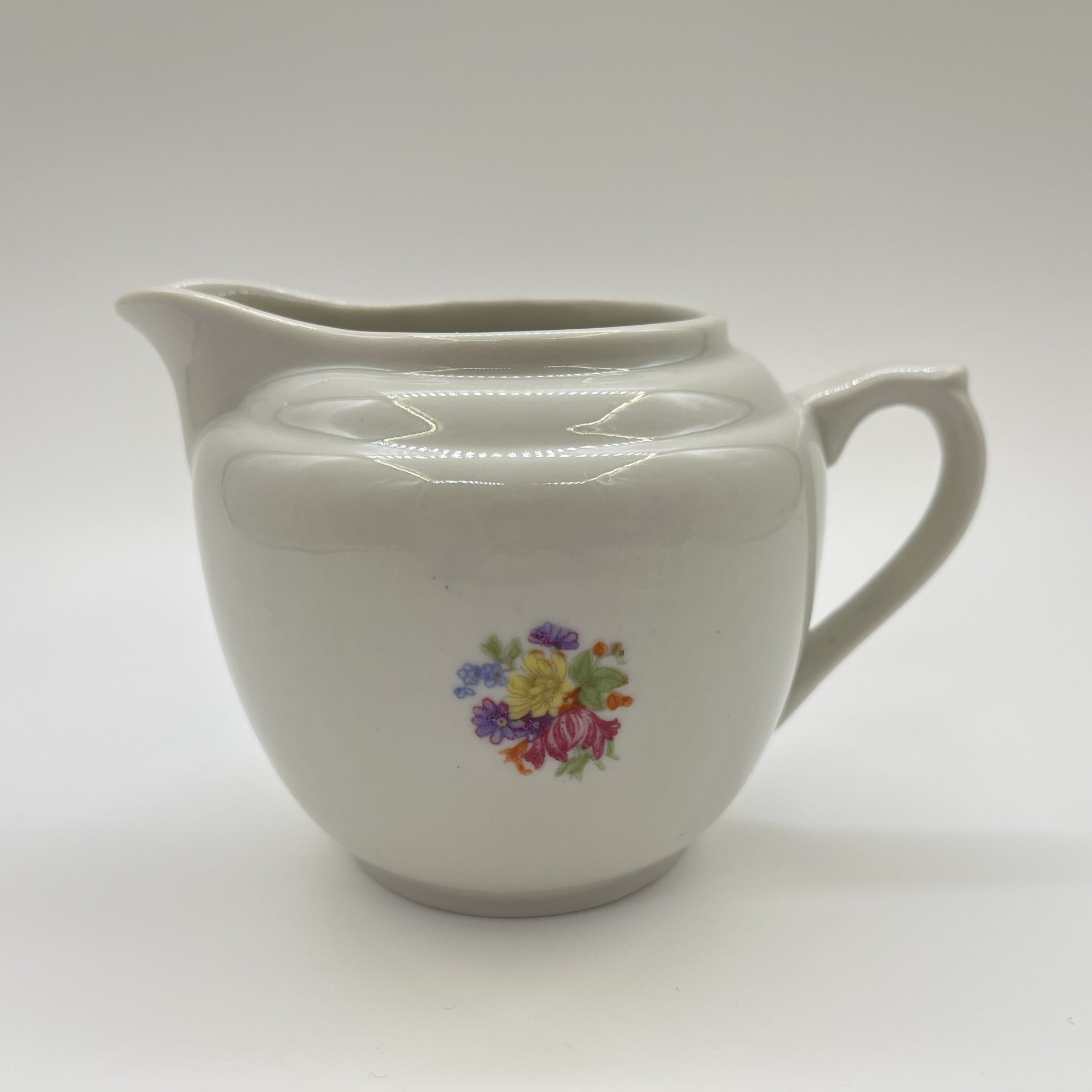 Молочник, украшенный цветочным декором, фарфор, деколь, Дмитровский фарфоровый завод (ДФЗ Вербилки), СССР, 1953-1965 гг.