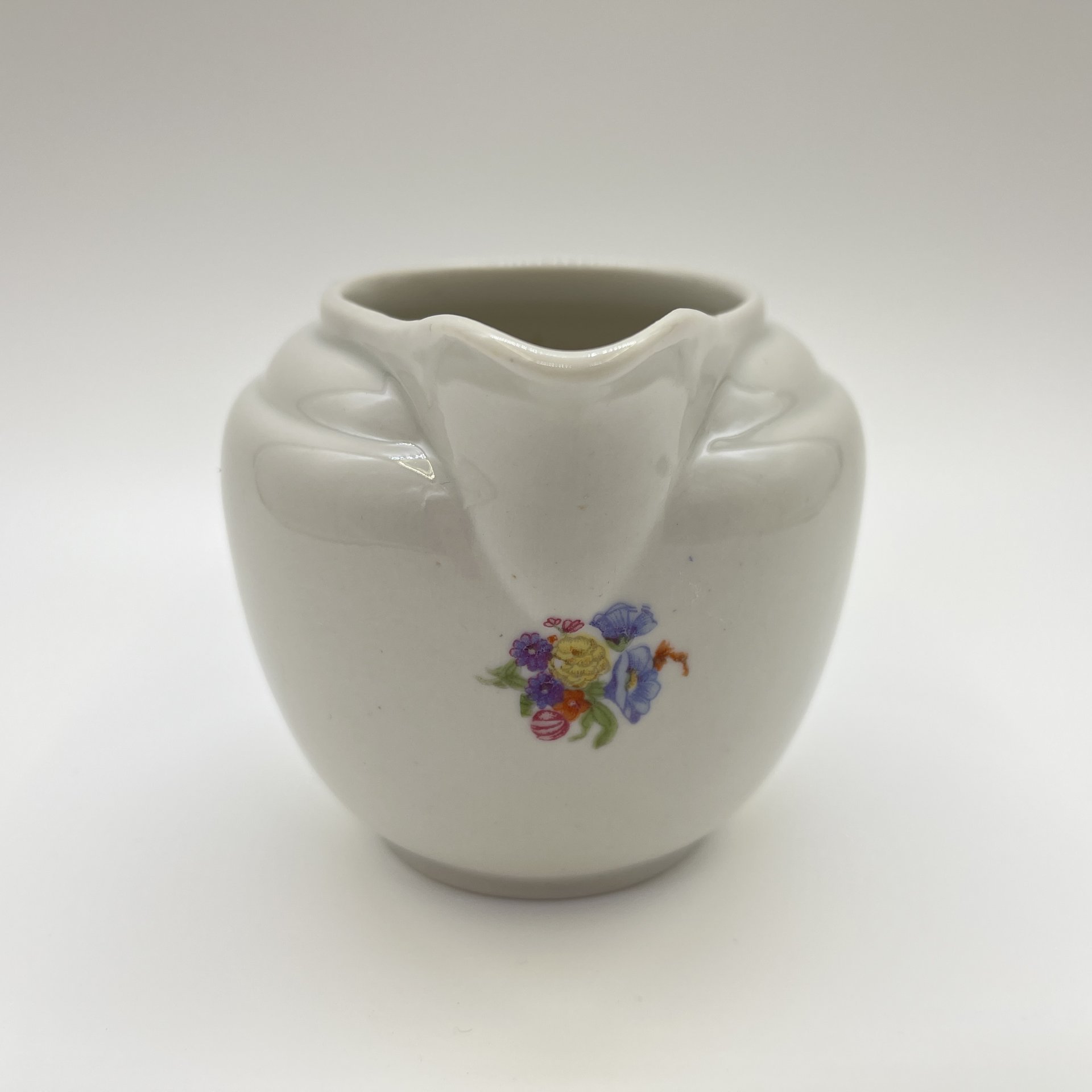 Молочник, украшенный цветочным декором, фарфор, деколь, Дмитровский фарфоровый завод (ДФЗ Вербилки), СССР, 1953-1965 гг.