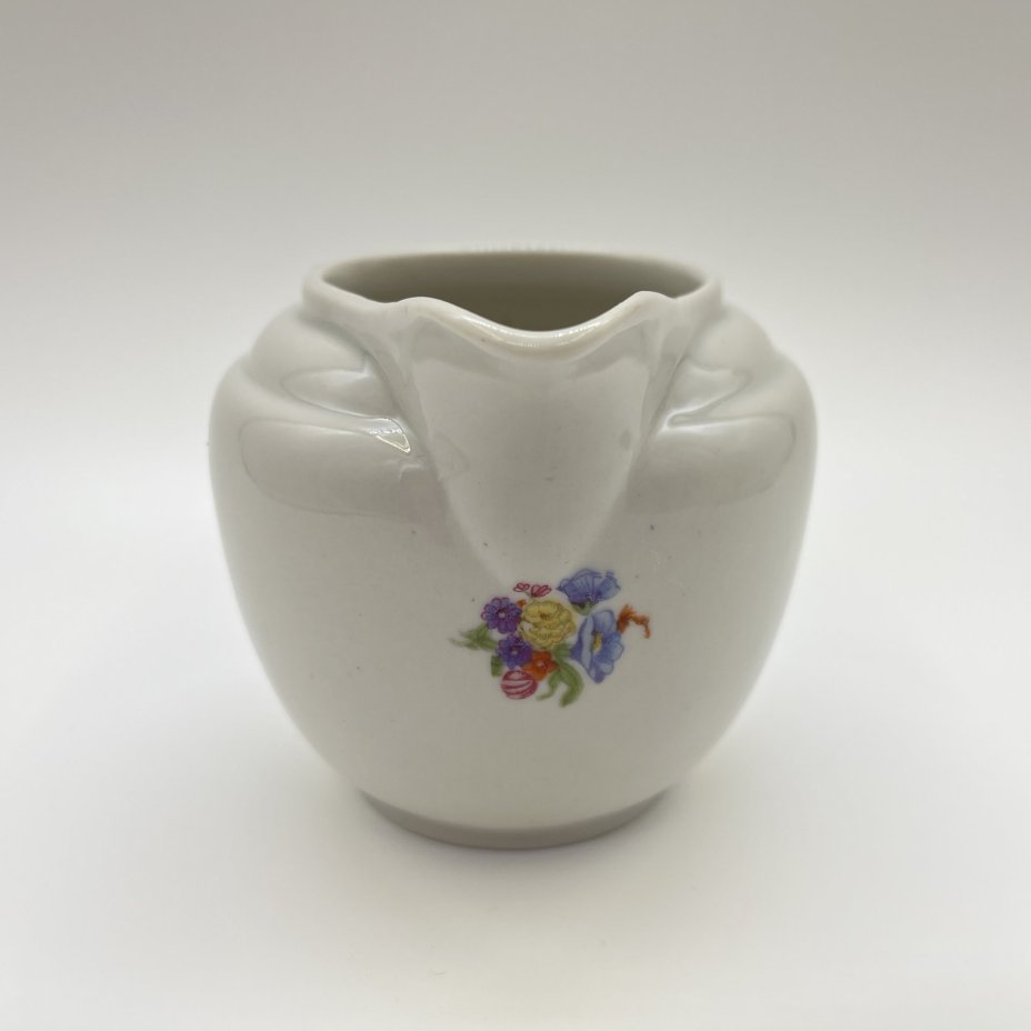 Молочник, украшенный цветочным декором, фарфор, деколь, Дмитровский фарфоровый завод (ДФЗ Вербилки), СССР, 1953-1965 гг.