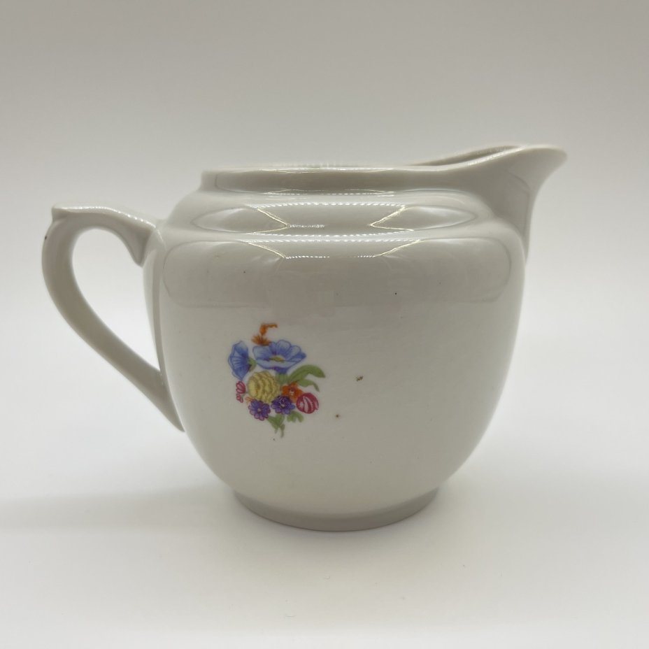 Молочник, украшенный цветочным декором, фарфор, деколь, Дмитровский фарфоровый завод (ДФЗ Вербилки), СССР, 1953-1965 гг.