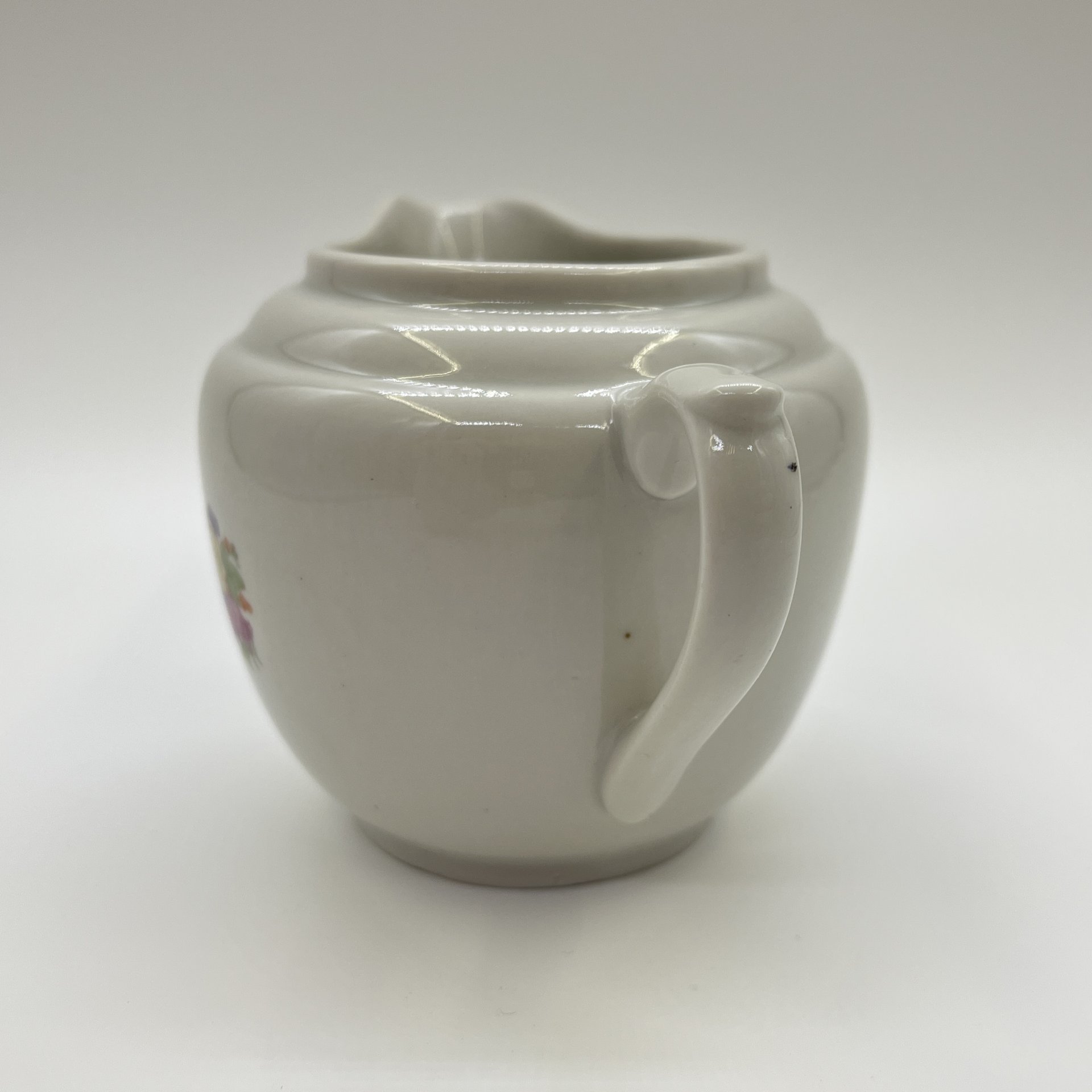 Молочник, украшенный цветочным декором, фарфор, деколь, Дмитровский фарфоровый завод (ДФЗ Вербилки), СССР, 1953-1965 гг.