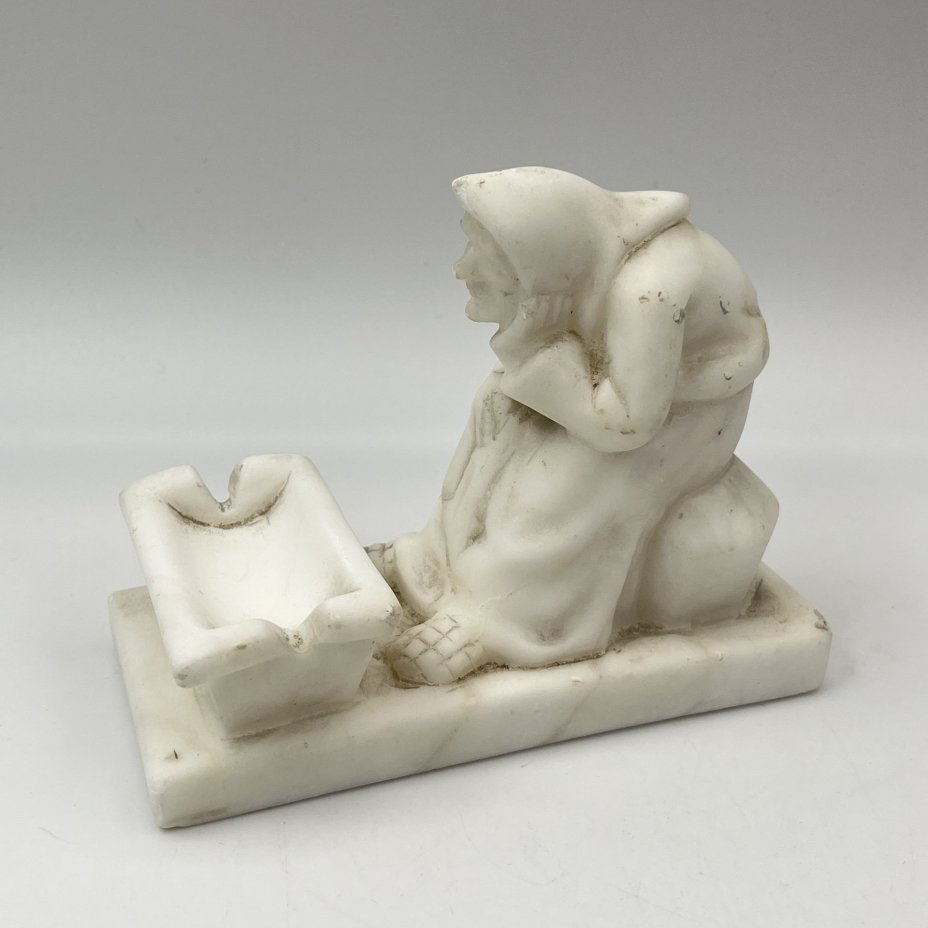 Пепельница "Старуха у разбитого корыта", искусственный камень, Россия, 1950-1990 гг.